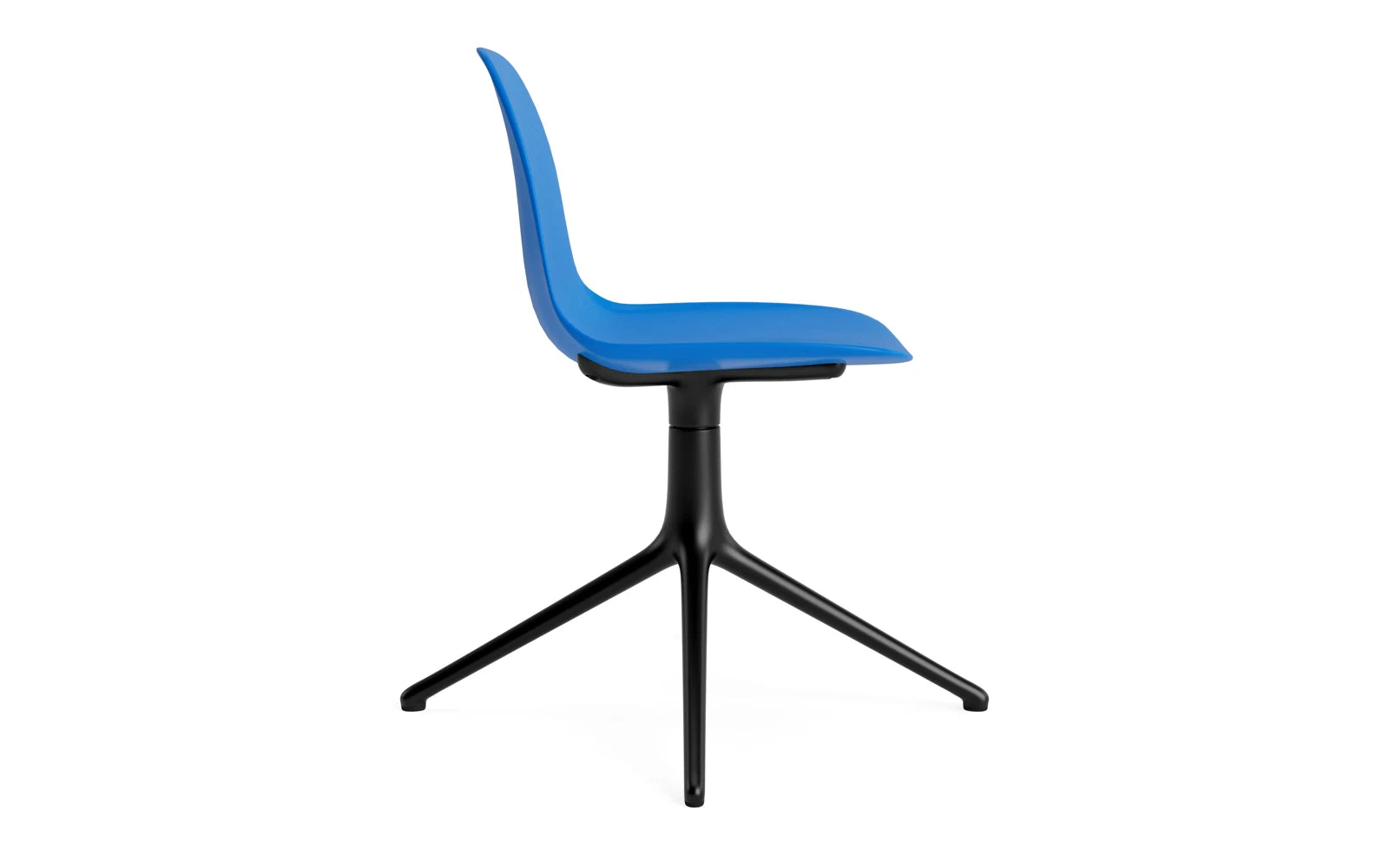 Eleganter Form Drehstuhl in strahlendem Blau, kombiniert mit robustem schwarzen Aluminium, perfekt für kreative Arbeitsumgebungen.
