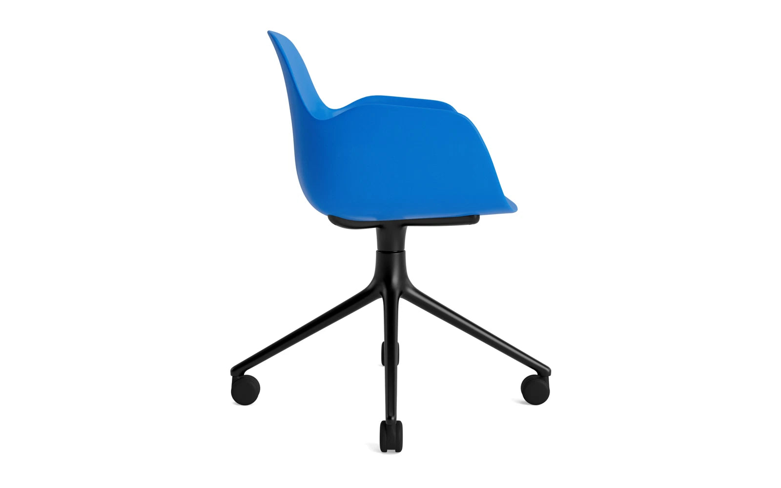 Moderner Form Drehstuhl 4W von Normann Copenhagen, gefertigt aus schwarzem Aluminium und strahlend blauer Polsterung, ideal für stilvolle Büros.