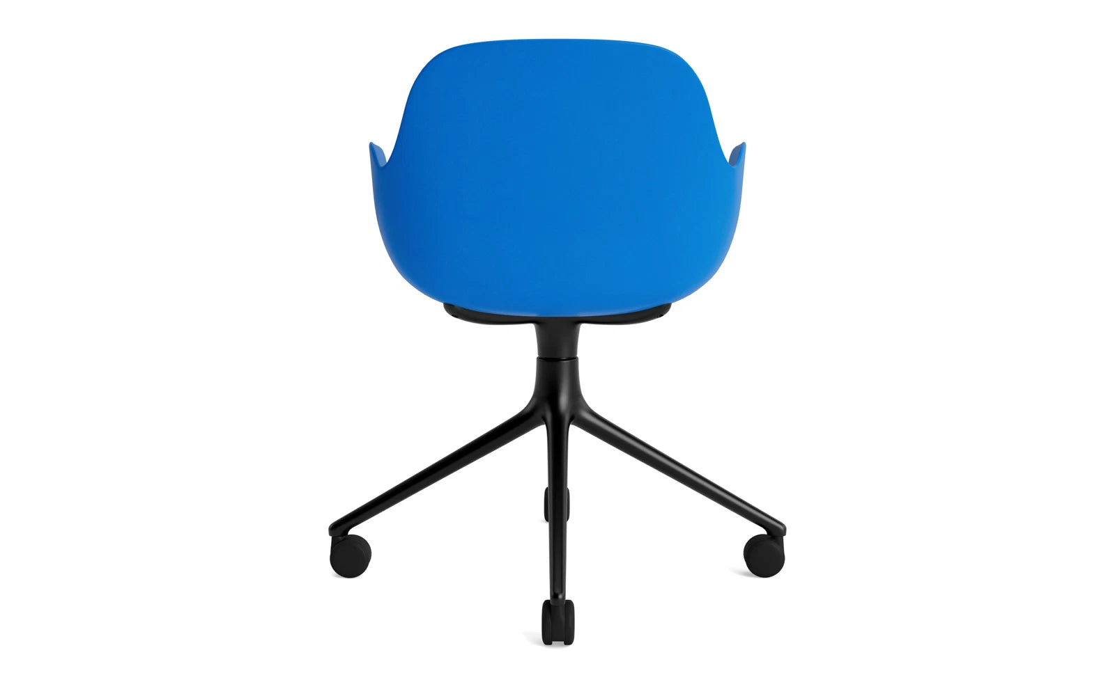 Stylischer Form Drehstuhl 4W von Normann Copenhagen, kombiniert robustes schwarzes Aluminium mit einer auffälligen blauen Sitzfläche für modernes Bürodesign.
