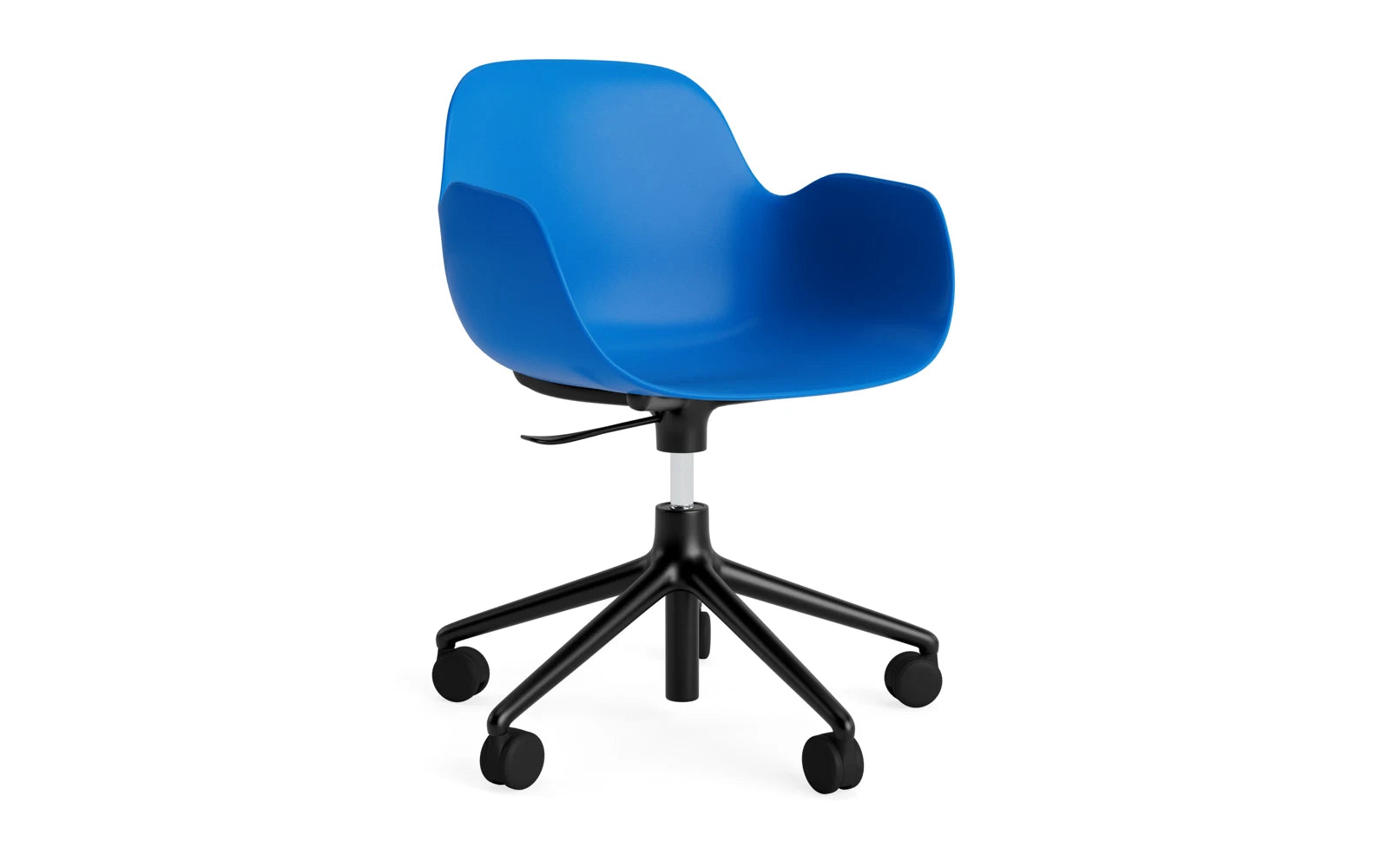 Form Drehsessel mit Rollen Leuchtendes blau/schwarzes Aluminium in  präsentiert im Onlineshop von KAQTU Design AG. Sessel ist von Normann Copenhagen