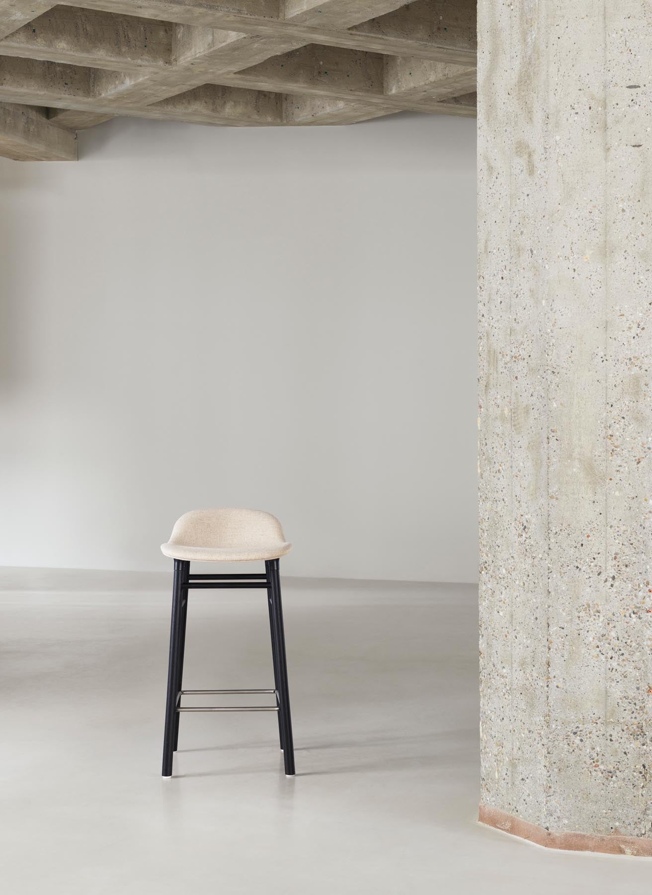 Entdecken Sie den Form Barstuhl 65 cm in strahlendem Blau und elegantem Schwarz von Normann Copenhagen – ein stilvolles Highlight für Ihr Zuhause!