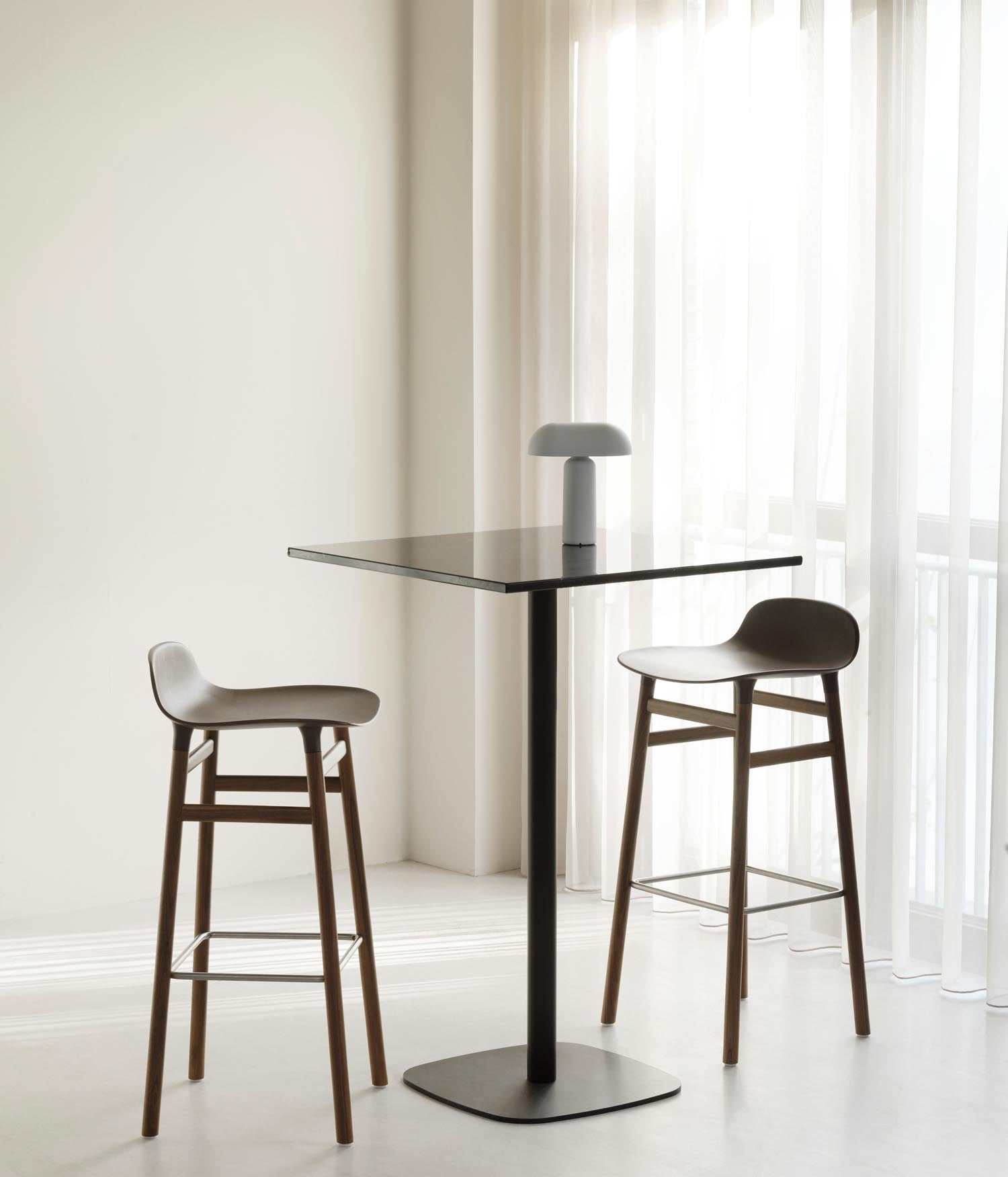 Erleben Sie den Form Barstuhl 65 cm in Hellgrau/Walnuss von Normann Copenhagen – ein elegantes Designstück, das Funktionalität und Stil vereint.