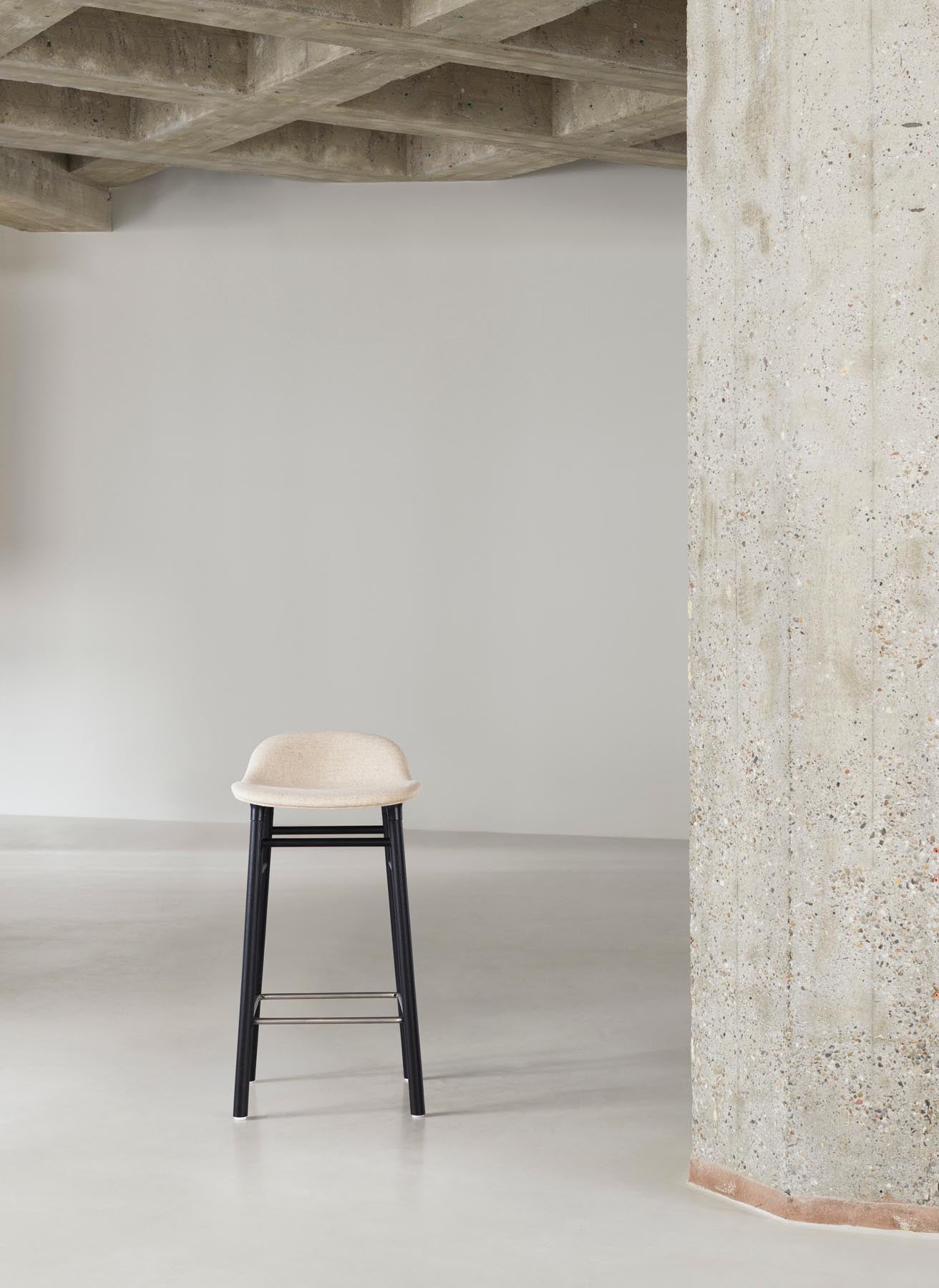 Entdecken Sie den eleganten Form Barstuhl 65 cm in Creme/Walnuss von Normann Copenhagen – ein stilvolles Highlight für Ihr Zuhause!