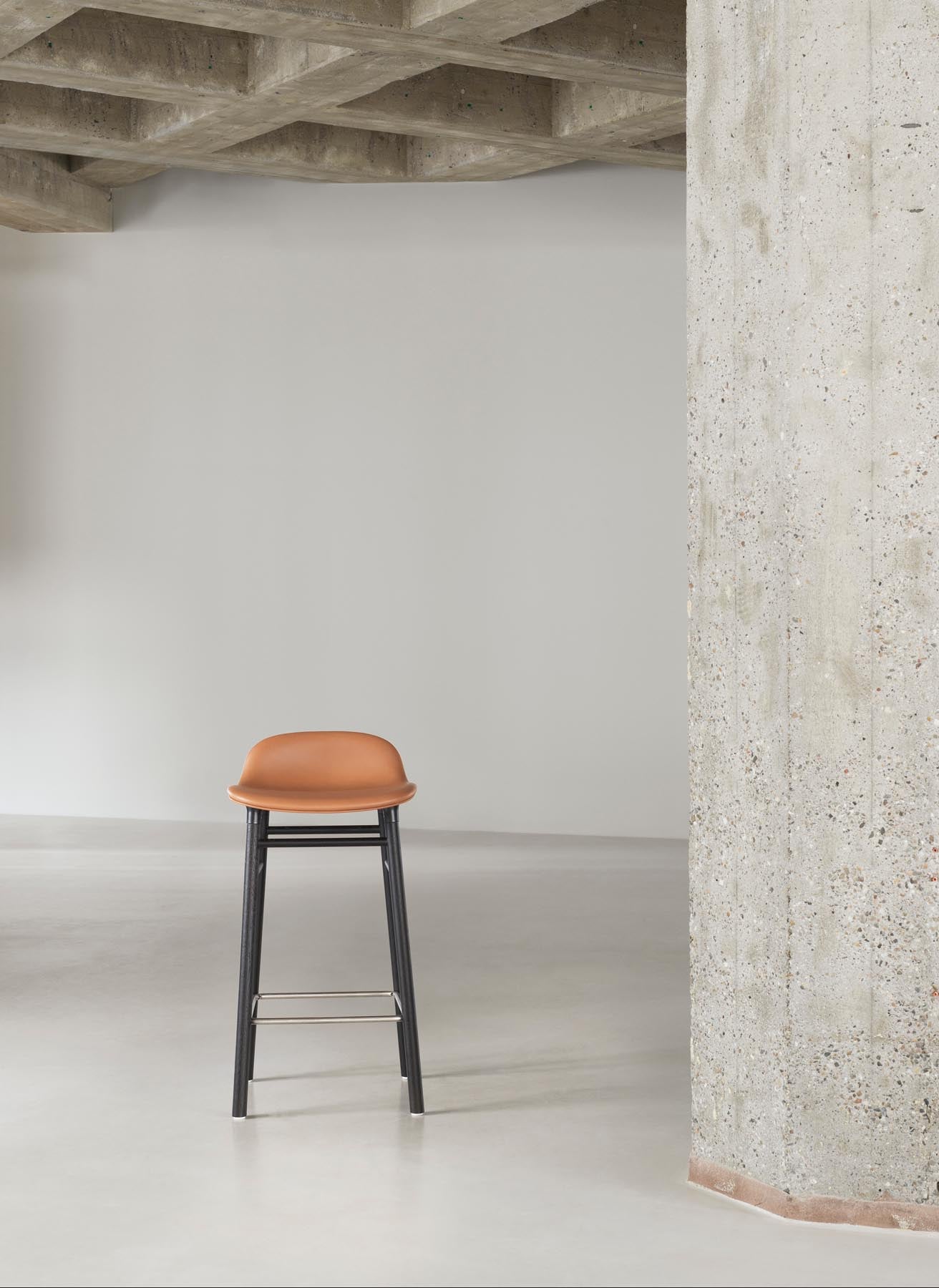 Erleben Sie den Form Barstuhl 65 cm in Braun/Walnuss von Normann Copenhagen – ein elegantes Designhighlight, das Stil und Funktionalität perfekt kombiniert.
