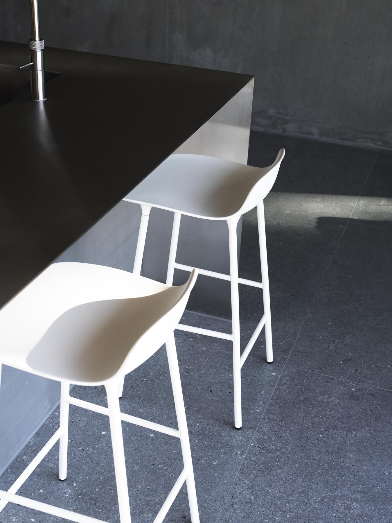 Erleben Sie den stilvollen Form Barstuhl 65 cm in hellgrau mit robustem Stahlgestell von Normann Copenhagen – die perfekte Ergänzung für Ihre moderne Einrichtung.