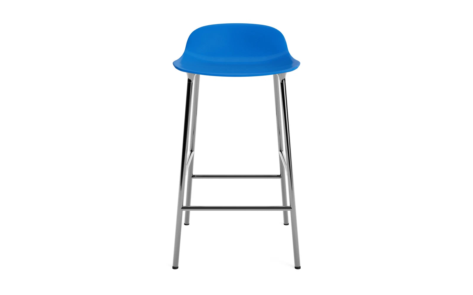 Entdecken Sie den Form Barstuhl in strahlendem Blau und glänzendem Chrom – ein modernes Highlight für jede Bar oder Küche.