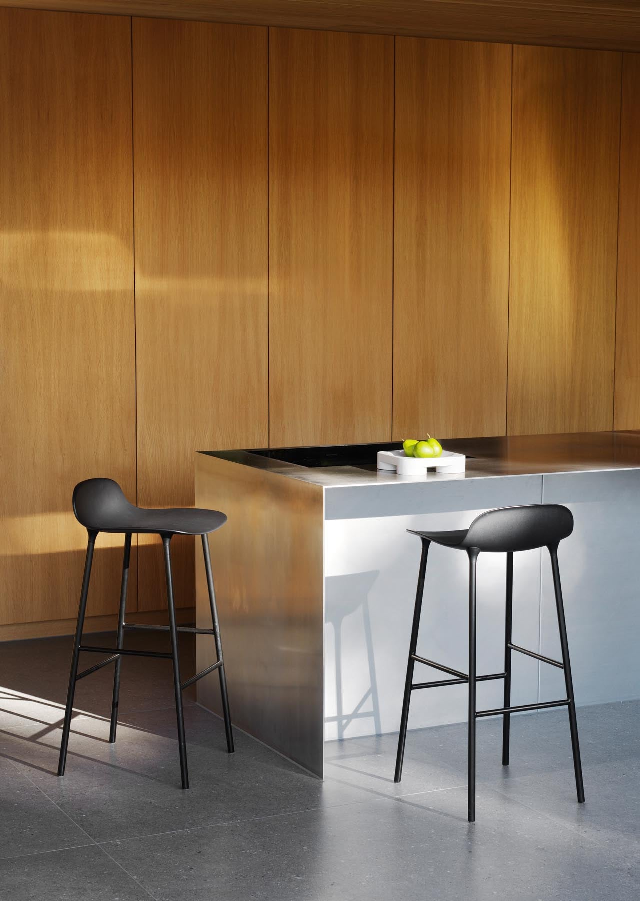 Entdecken Sie den Form Barstuhl 65 cm in strahlendem Blau mit edlen Messingdetails von Normann Copenhagen – ein stilvolles Highlight für Ihr Zuhause.