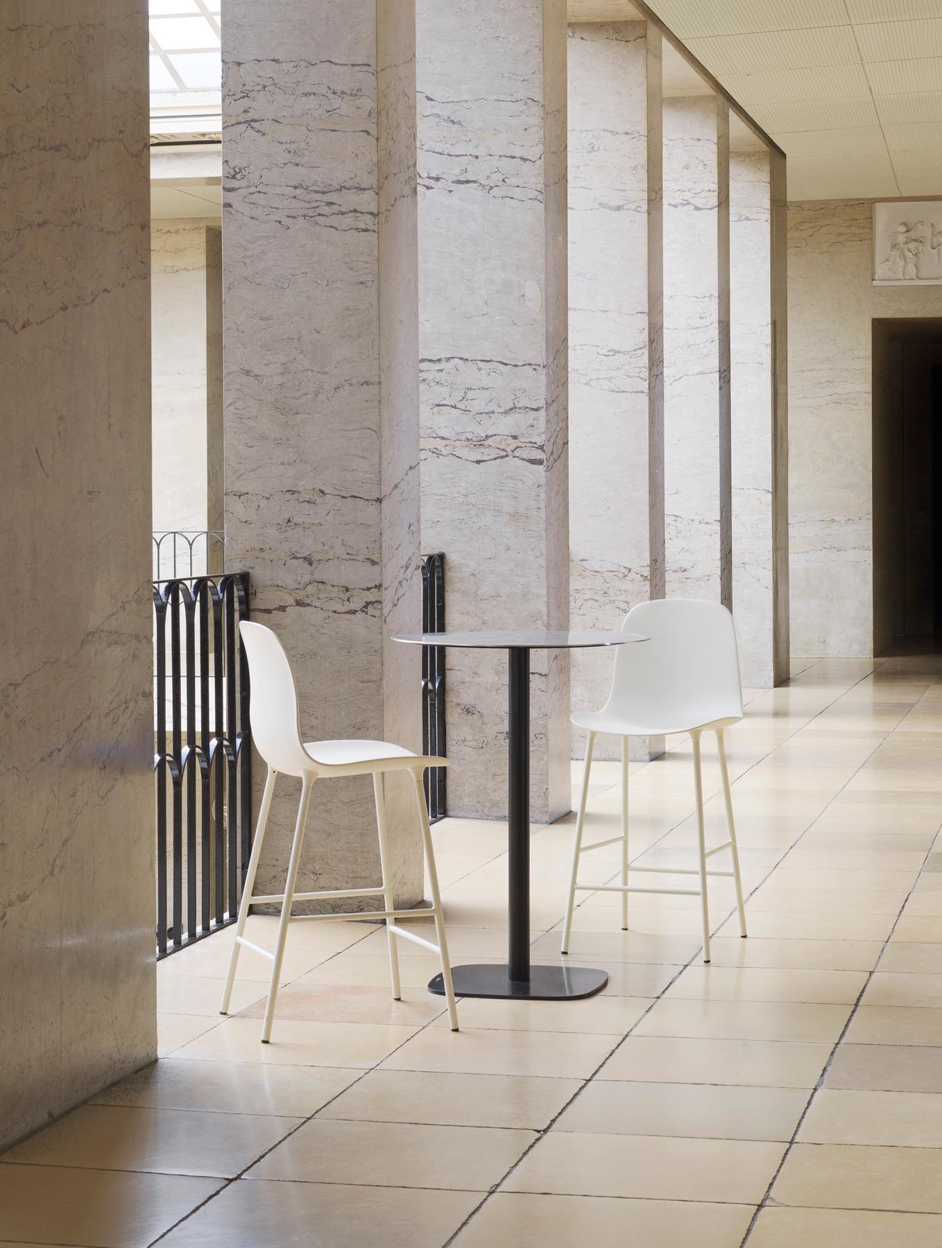 Entdecken Sie den Form Barstuhl in warmem Grau, gefertigt aus robustem Stahl – ideal für moderne Bars und Essbereiche.