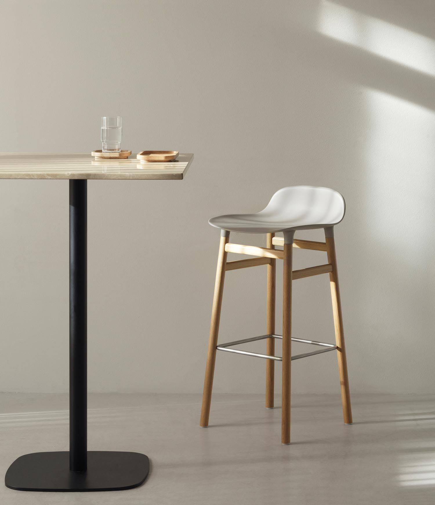 Erleben Sie den Form Barstuhl 75 cm in Hellgrau/Walnuss von Normann Copenhagen – ein elegantes Möbelstück, das skandinavische Ästhetik und Funktionalität vereint.