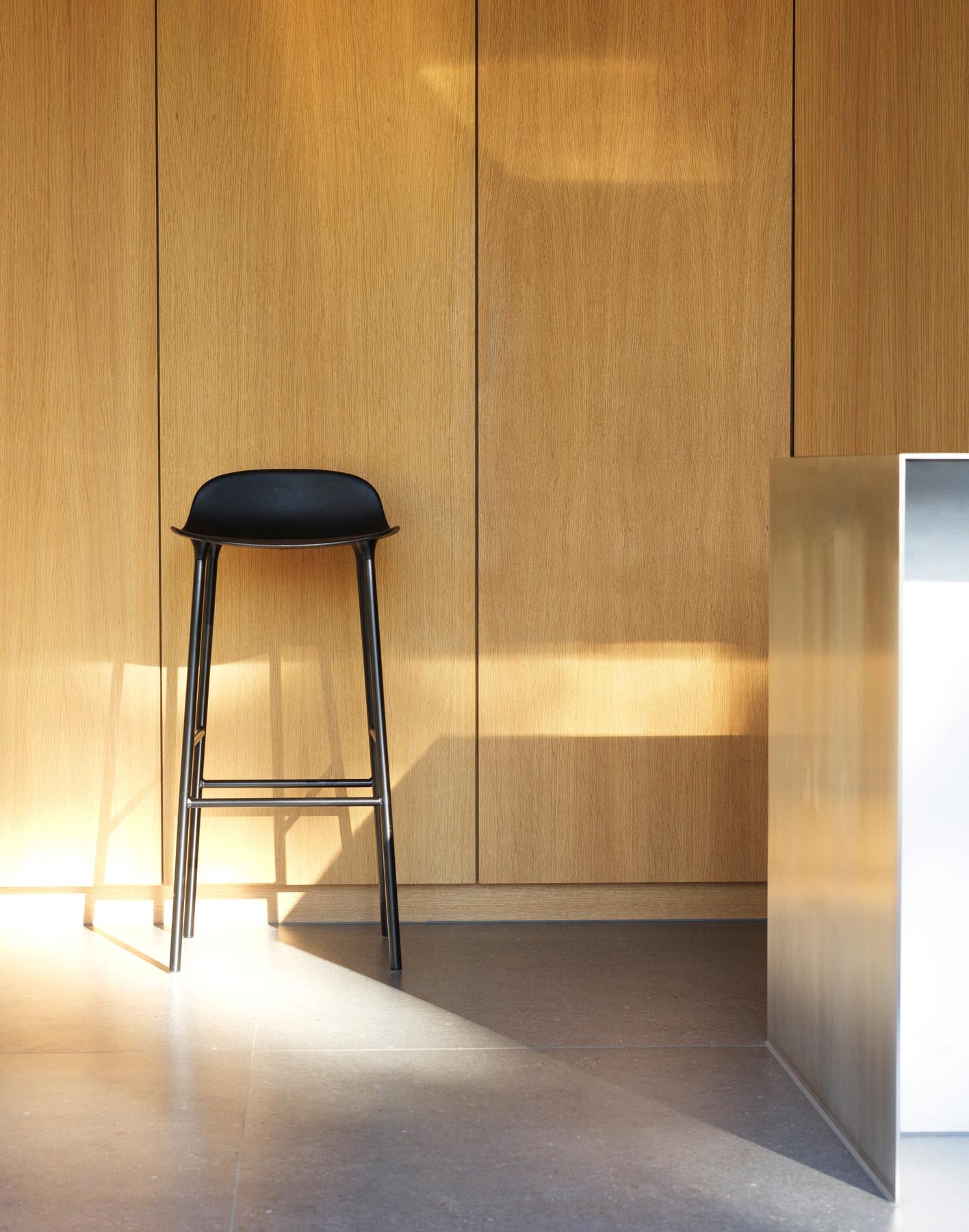 Entdecken Sie den Form Barstuhl 75 cm in leuchtendem Rot mit Stahlgestell von Normann Copenhagen – ein stilvolles Designhighlight für Ihr Zuhause!