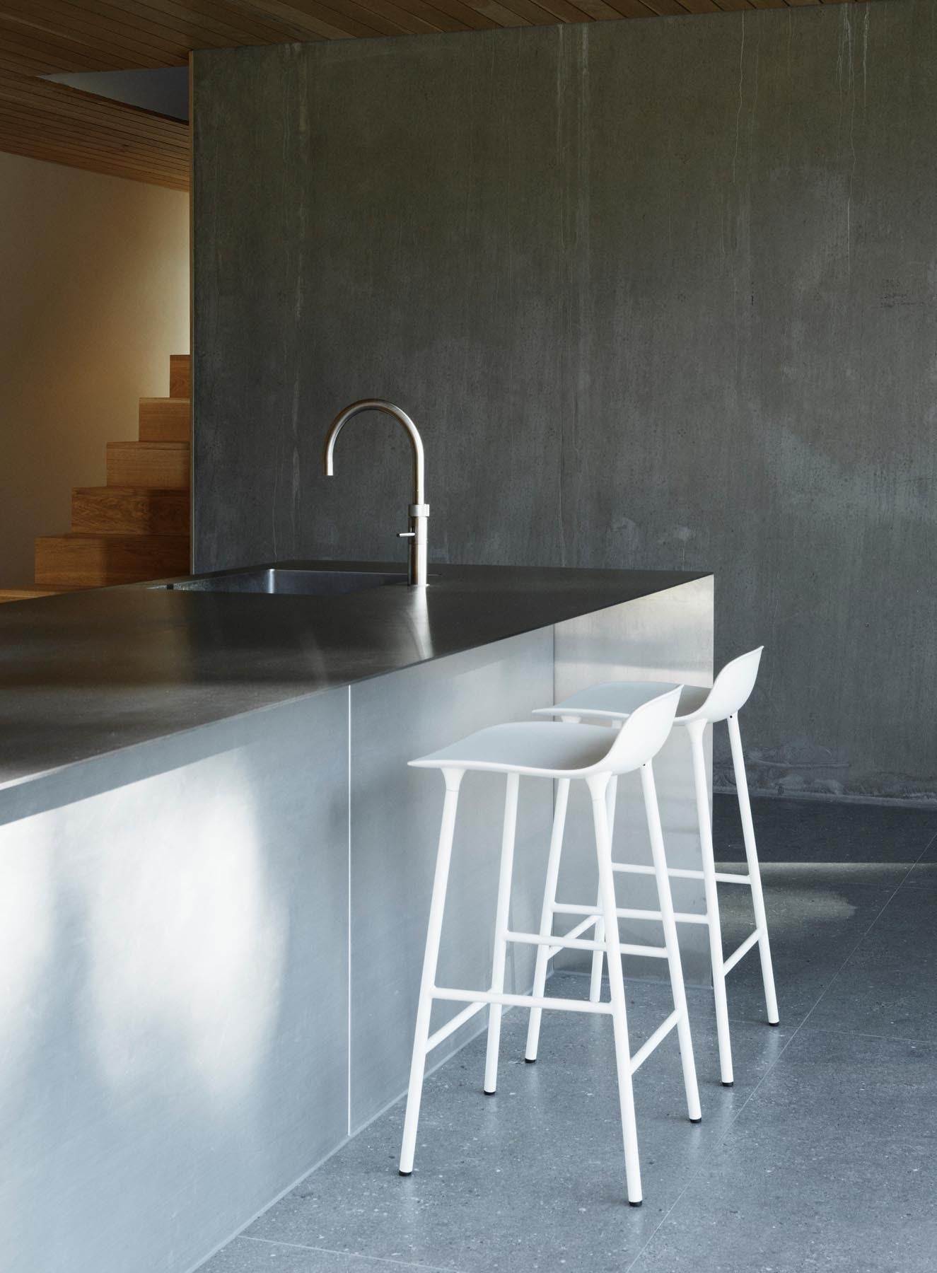 Erleben Sie den Form Barstuhl 75 cm in Messing hellgrau von Normann Copenhagen – ein zeitloses Designhighlight, das Eleganz und Funktionalität perfekt kombiniert.