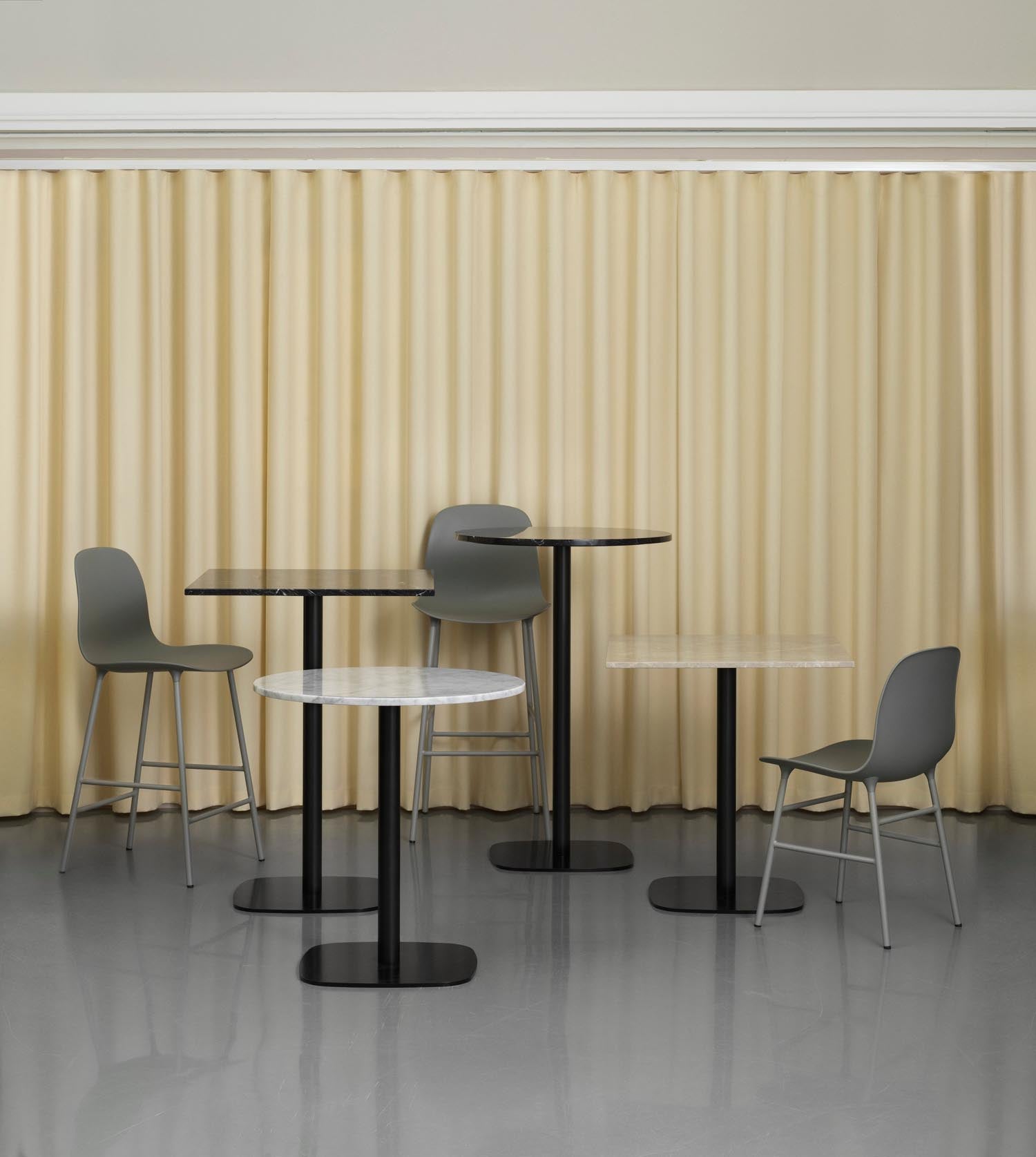 Stylischer Form Barstuhl in strahlendem Blau, 75 cm hoch, aus robustem Stahl – ideal für moderne Bars und Essbereiche.