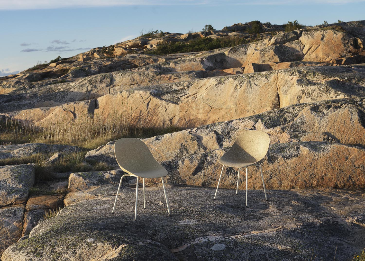 Entdecken Sie den Mat Stuhl in Creme mit Stahlgestell und Hanfsitz – ein nachhaltiges Designhighlight von Normann Copenhagen.