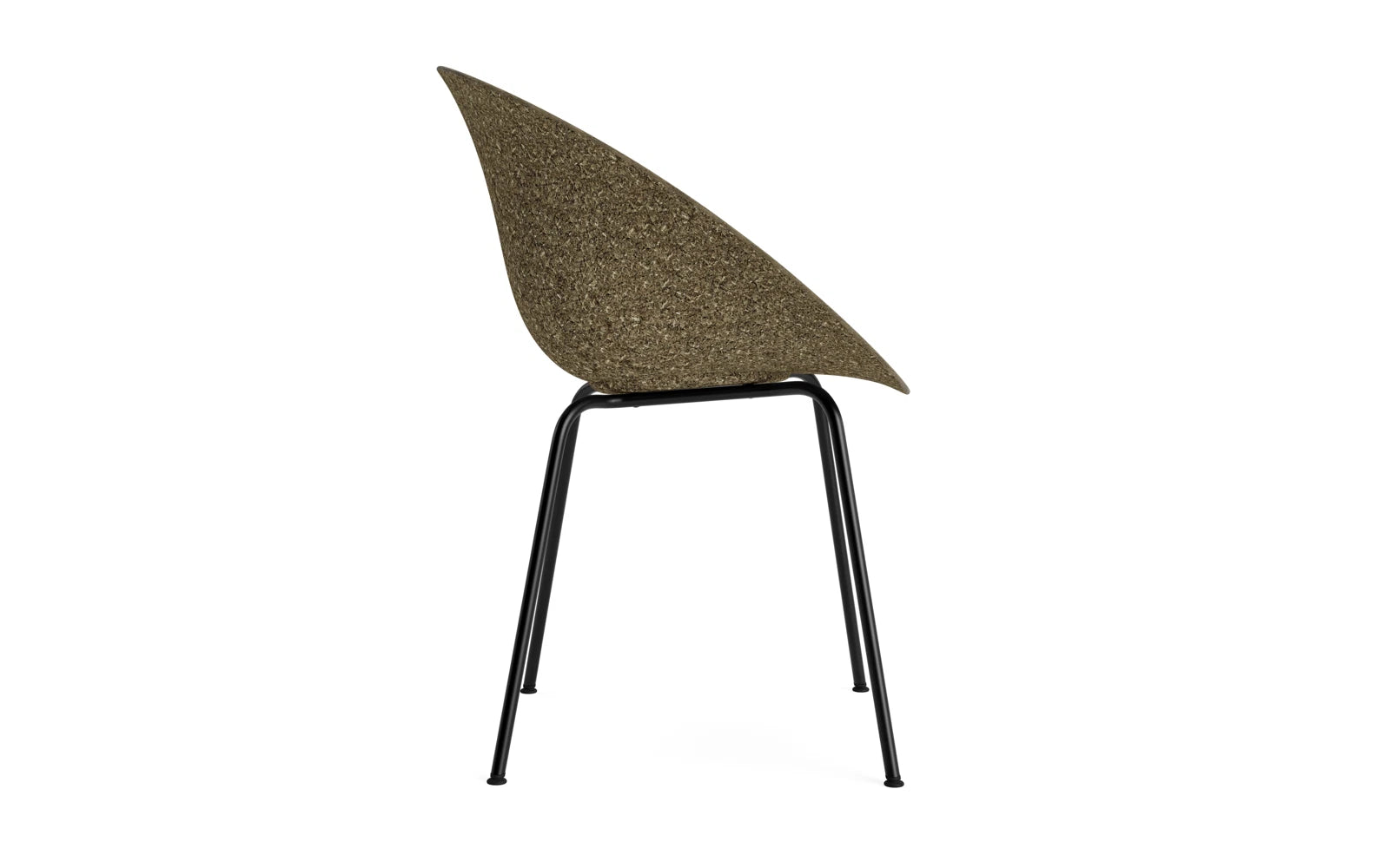 Stylischer Mat Lehnstuhl von Normann Copenhagen, gefertigt aus robustem schwarzem Stahl und natürlichem Seegras, ideal für modernes Wohnen.