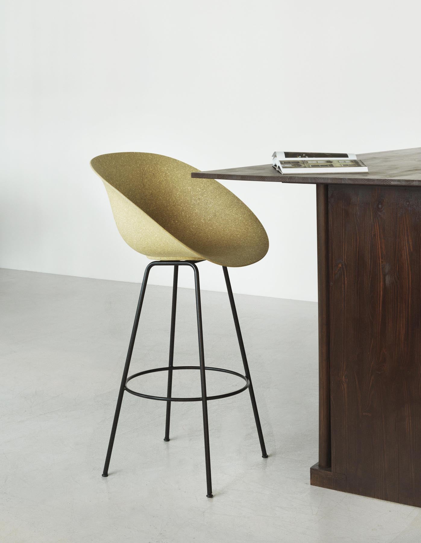 Eleganter Mat Barstuhl mit 75 cm Höhe, cremefarbenem Bezug und stabilen Stahlbeinen, ideal für stilvolle und umweltbewusste Wohnräume.