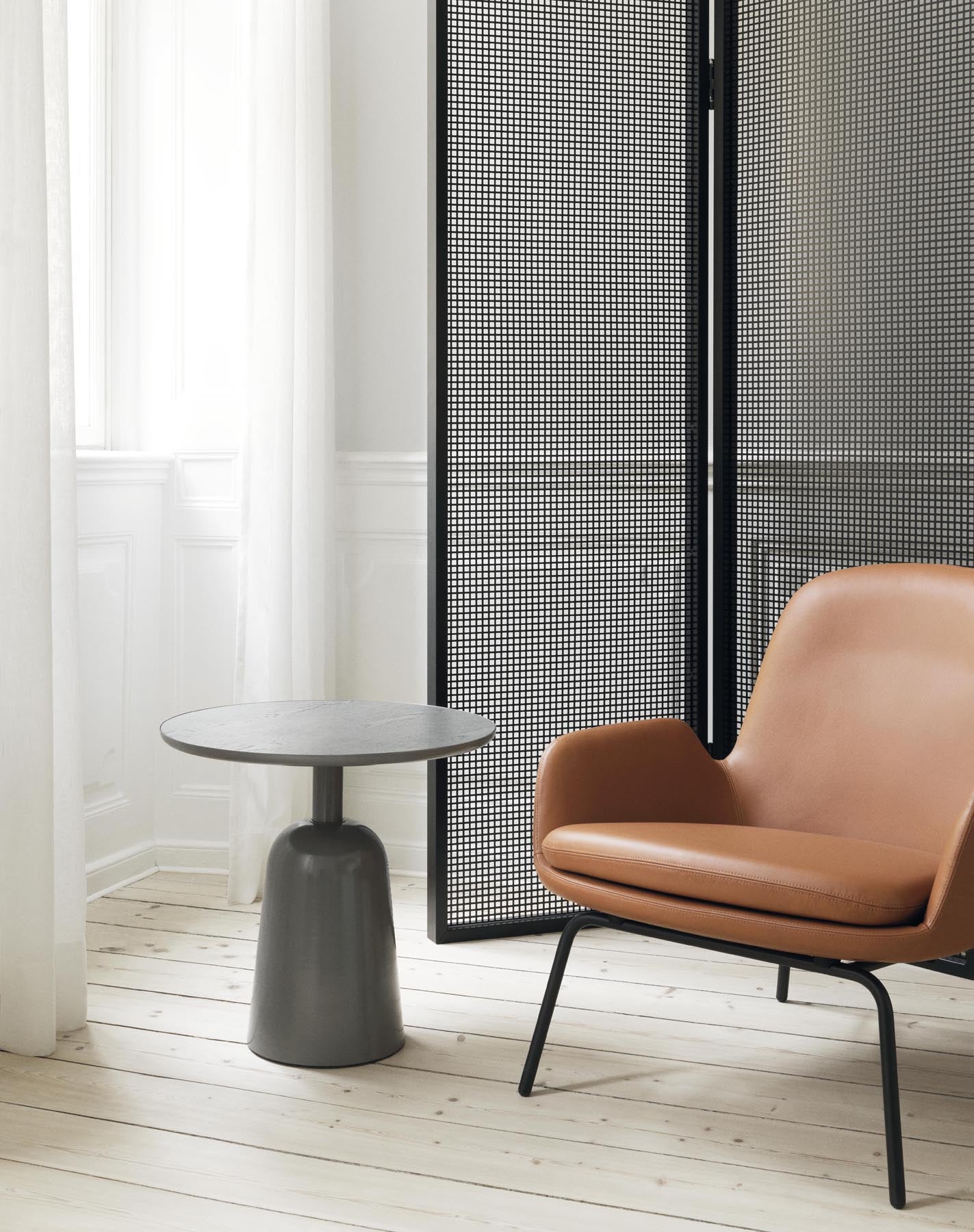 Erleben Sie den Era Lounge-Sessel niedrig Chrom Remix von Normann Copenhagen – ein zeitloses Möbelstück, das Stil und Komfort vereint.