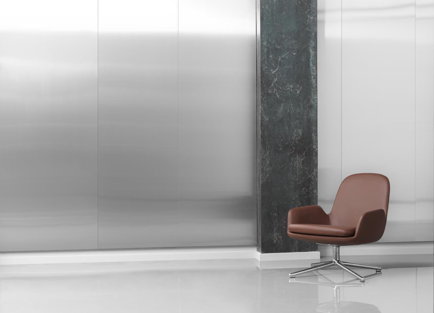 Stilvoller Era Lounge-Sessel mit niedrigem Aluminium-Drehgestell von Normann Copenhagen, perfekt für gemütliche Entspannung in jedem modernen Zuhause.