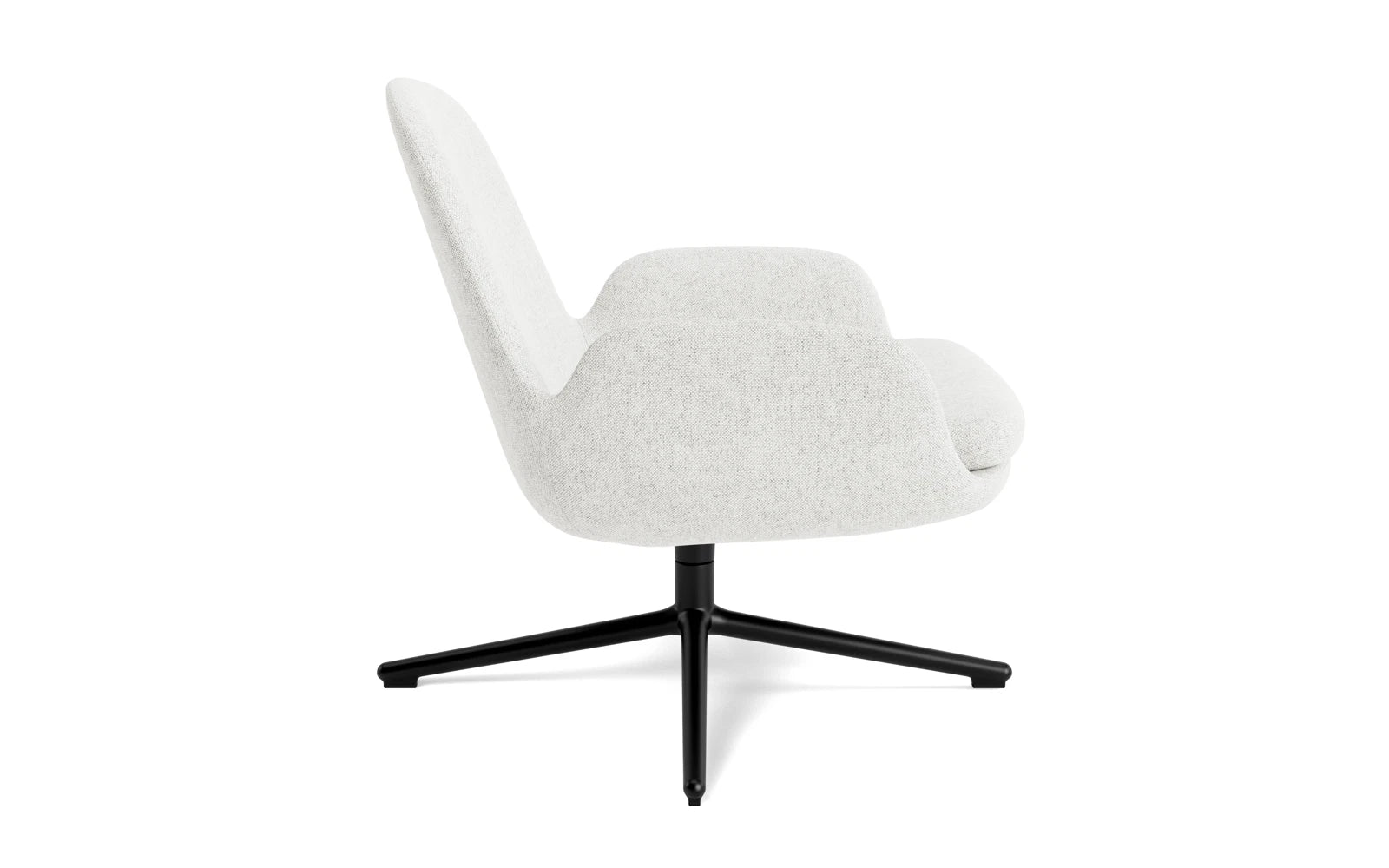 Eleganter Era Lounge-Sessel mit niedrigem Drehgestell aus schwarzem Aluminium, gepolstert mit Hallingdal-Stoff – ideal für stilvolle Entspannung.