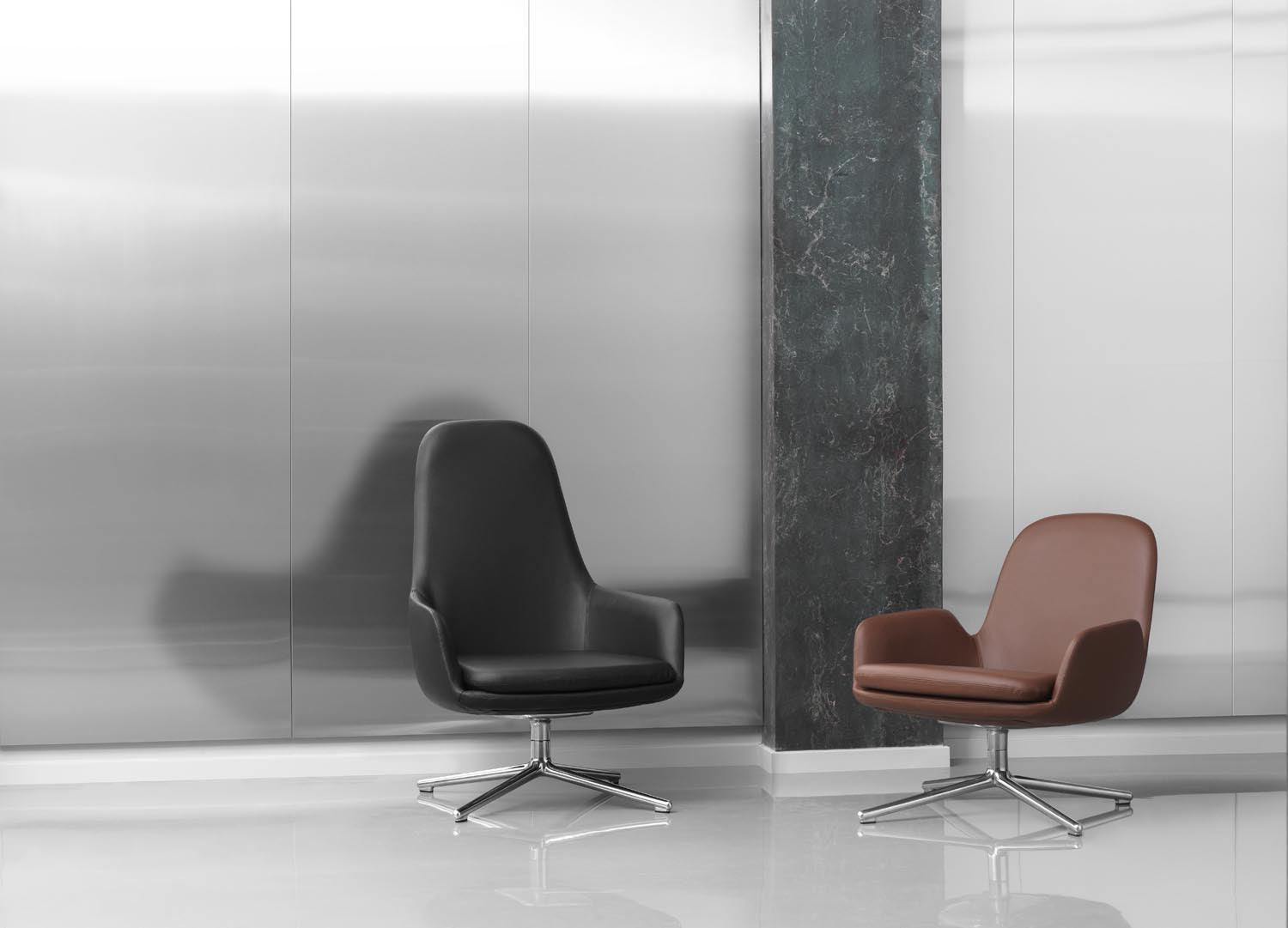Stylischer Era Lounge-Sessel mit hohem Rücken aus robustem schwarzem Stahl, ideal für komfortable Entspannung in modernen Wohnräumen.