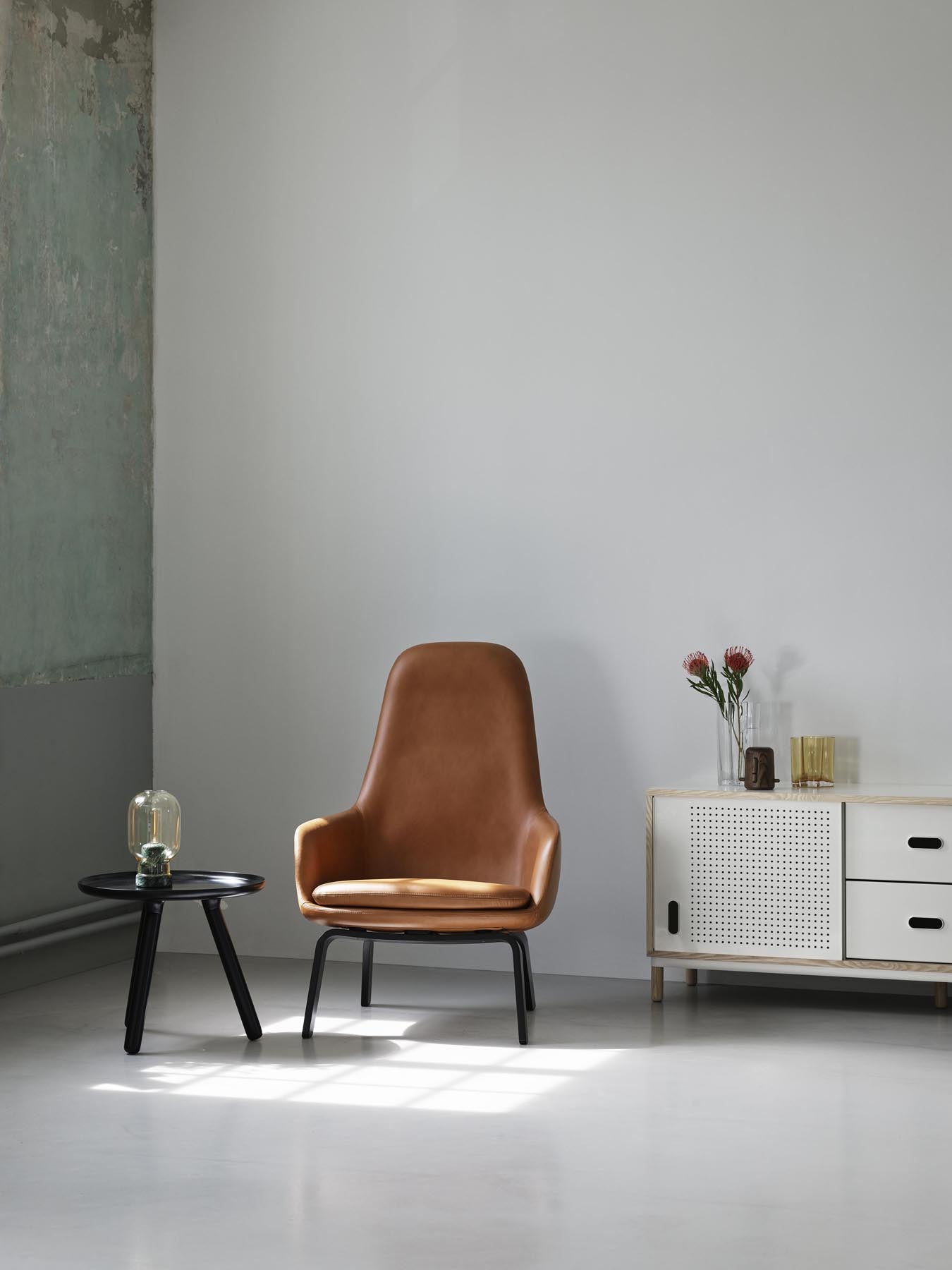 Genießen Sie den Era Lounge-Sessel hoch Chrom Ultra von Normann Copenhagen – ein zeitloses Möbelstück, das modernen Komfort und stilvolle Eleganz vereint.