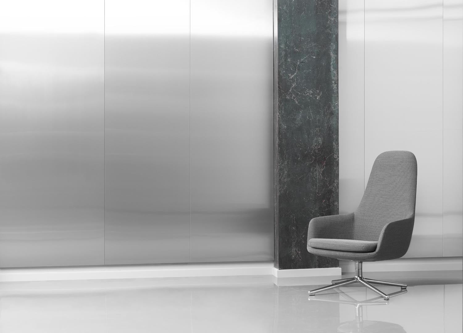 Stilvoller Era Lounge-Sessel mit drehbarem Gestell aus schwarzem Aluminium, perfekt für zeitgemäße Wohnräume und entspannende Momente.