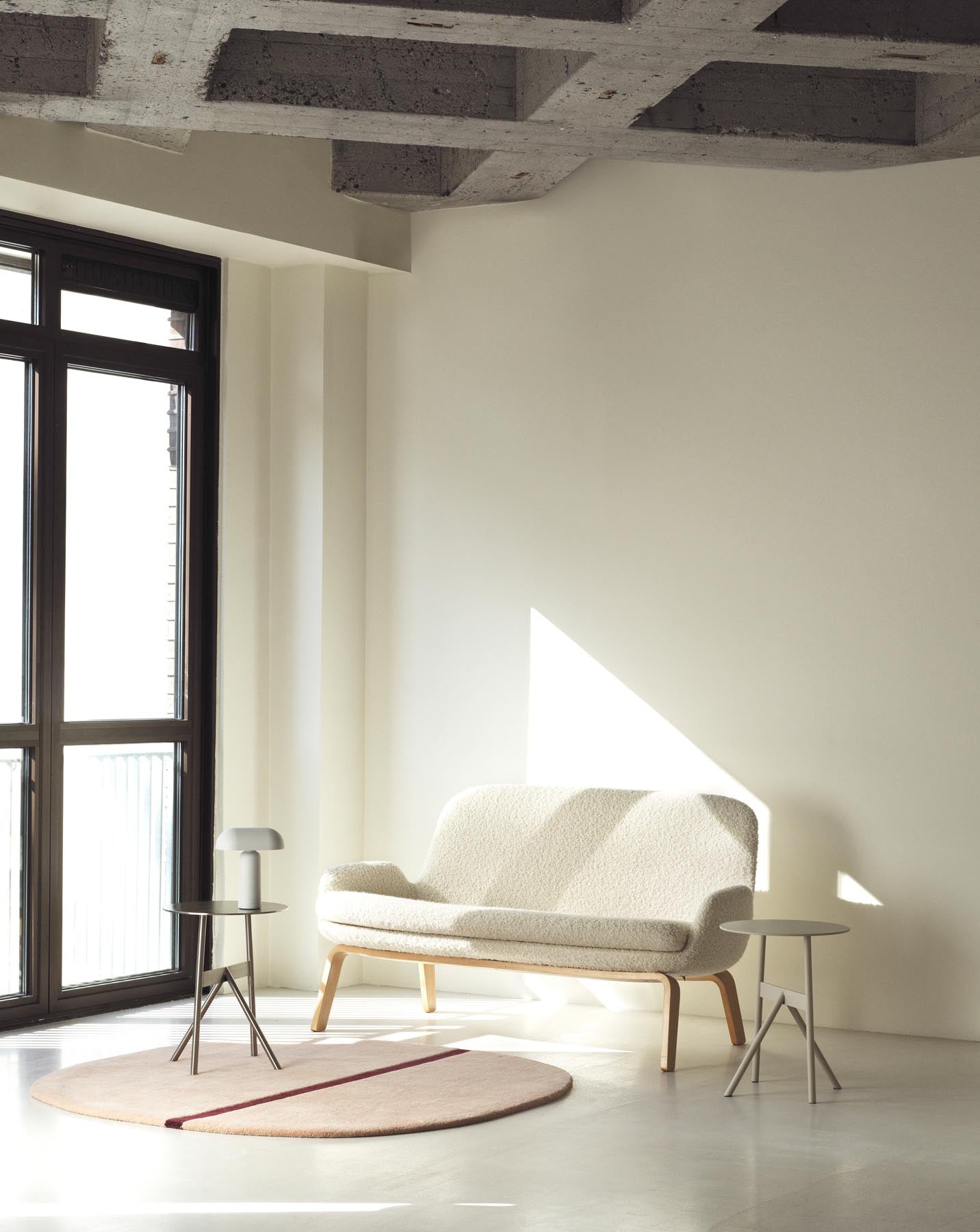 Modernes 2er Sofa Era in edler Walnuss-Finish von Normann Copenhagen, ideal für gemütliche und stilvolle Wohnambiente.