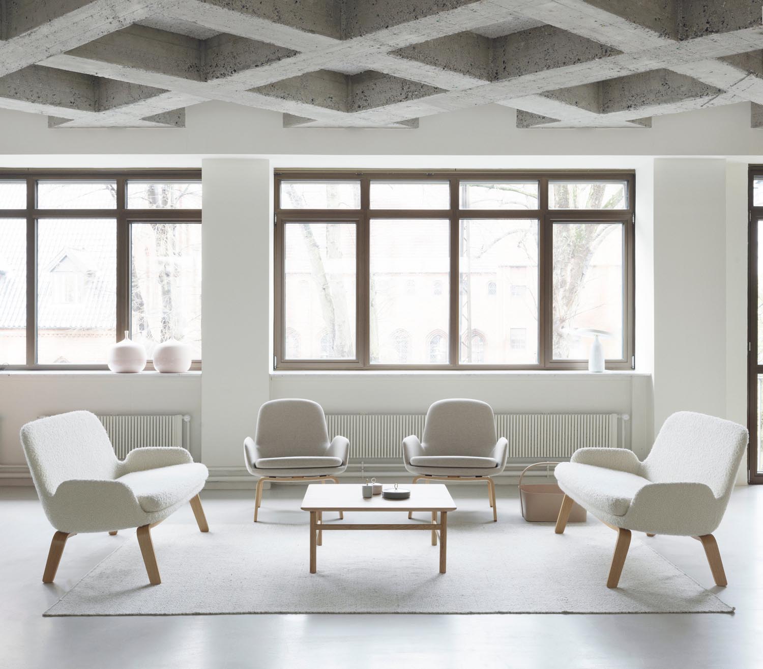 Entdecken Sie das Era Sofa von Normann Copenhagen: Ein zeitloses Design aus schwarzer Eiche und hochwertigem Remix-Stoff, das höchsten Komfort bietet.