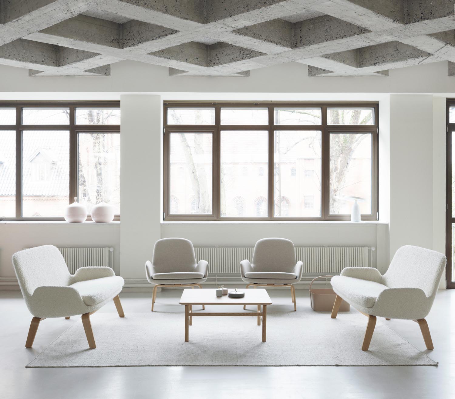 Entdecken Sie das Era Sofa von Normann Copenhagen: Elegantes Design aus schwarzer Eiche und Hallingdal-Stoff, ideal für jeden Wohnraum.