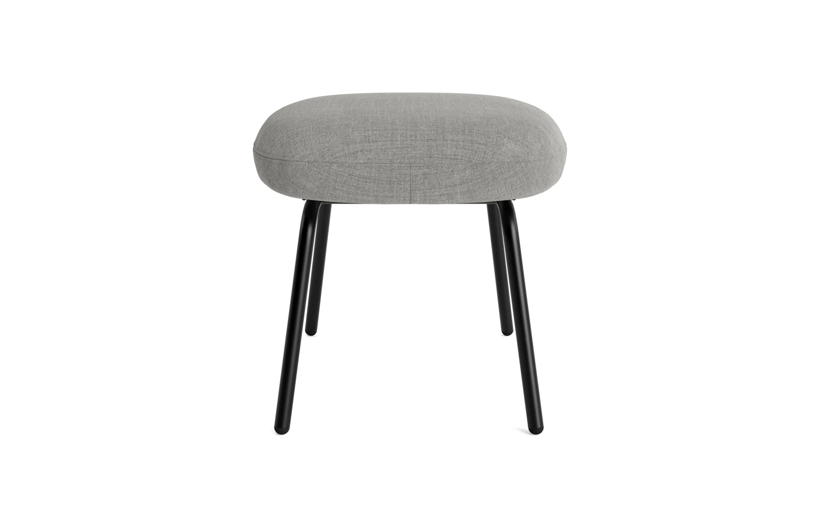 Der Era Fusshocker von Normann Copenhagen kombiniert robusten schwarzen Stahl mit modernem Remix-Stoff für zeitlose Eleganz und Komfort.