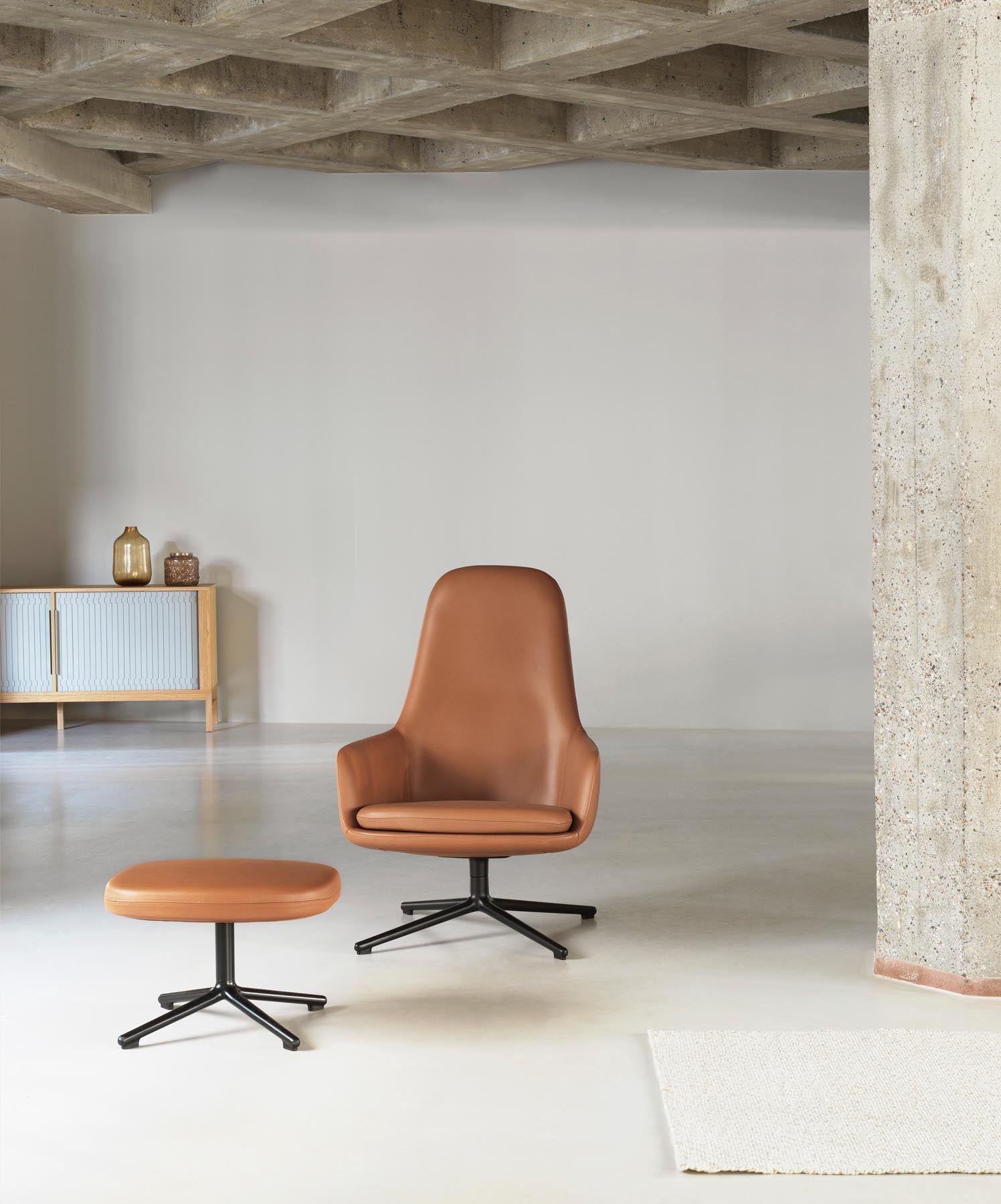 Erleben Sie den Era Fusshocker Swivel Alu Remix von Normann Copenhagen – ein elegantes Möbelstück, das zeitlose Ästhetik und vielseitige Funktionalität bietet.