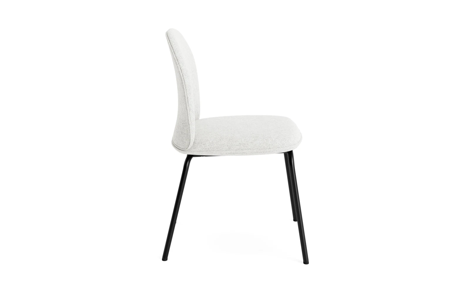 Der Ace Stuhl von Normann Copenhagen vereint stilvolle Polsterung mit robustem Schwarzstahl, ideal für modernes Wohnen.