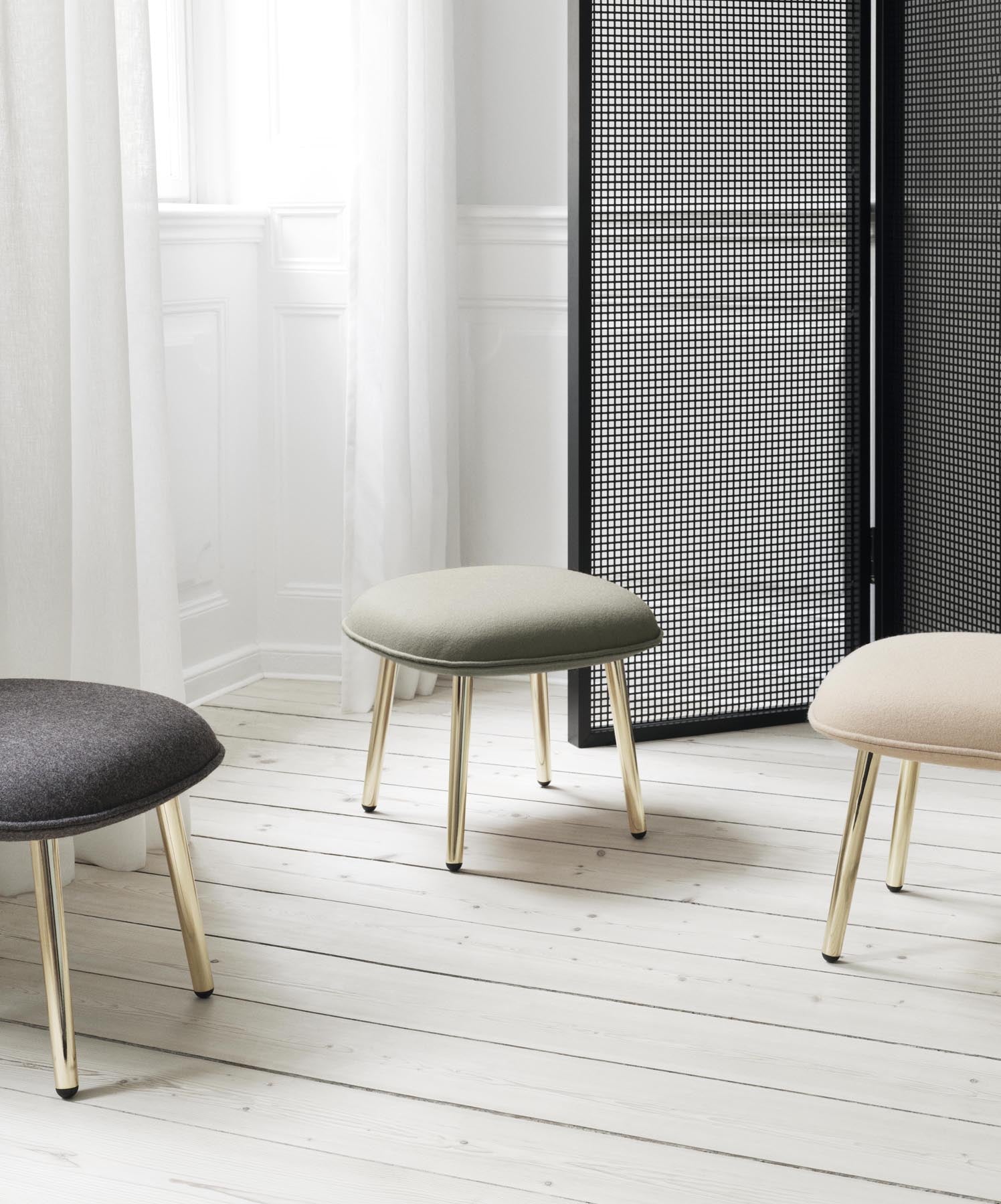 Entdecken Sie den Ace Fusshocker Messing Hallingdal von Normann Copenhagen – ein stilvolles Möbelstück, das Komfort und modernes Design vereint.