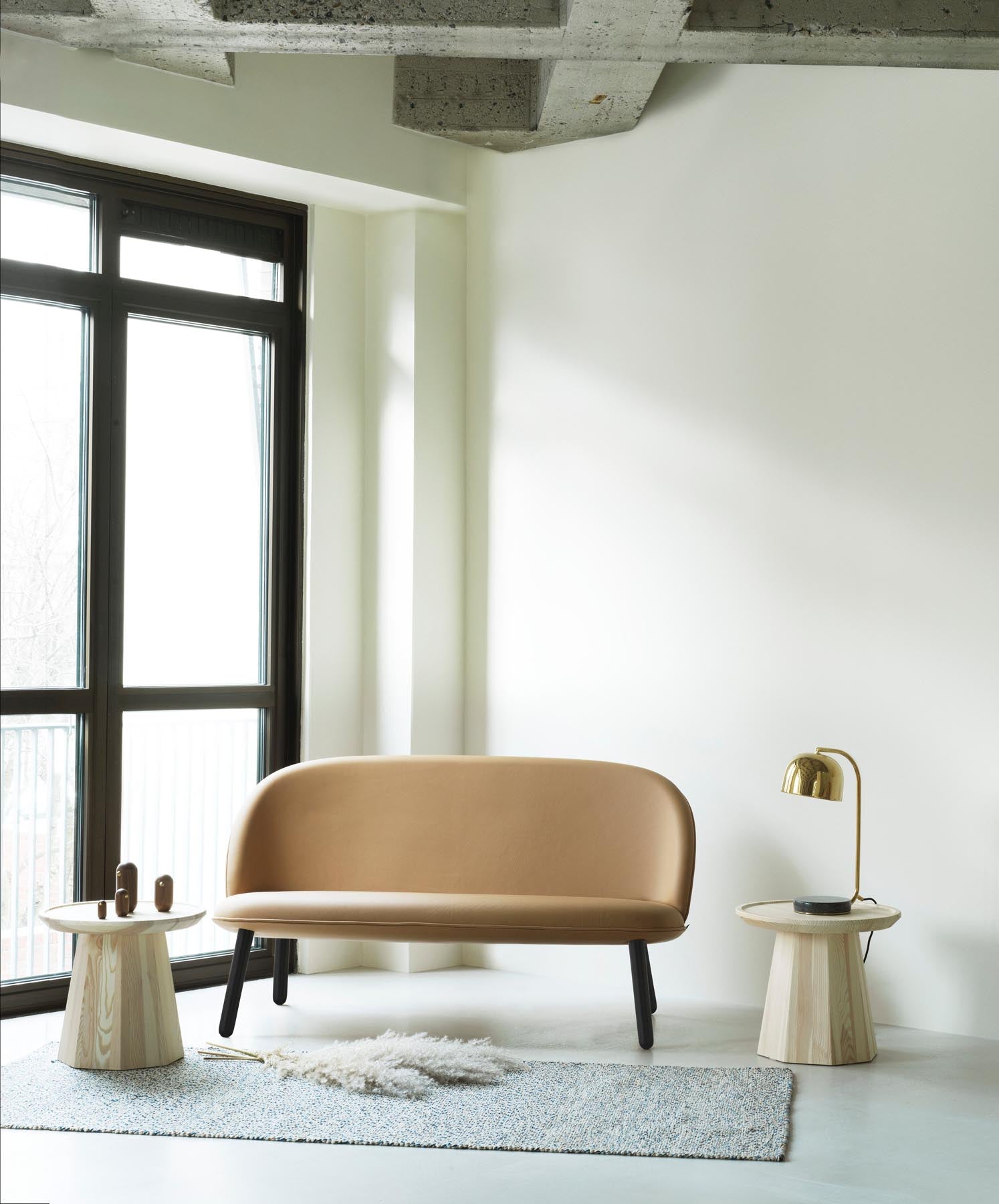 Entdecken Sie das Ace Sofa Eiche Remix von Normann Copenhagen – ein stilvolles, funktionales Möbelstück, das urbanen Chic und höchsten Komfort vereint.