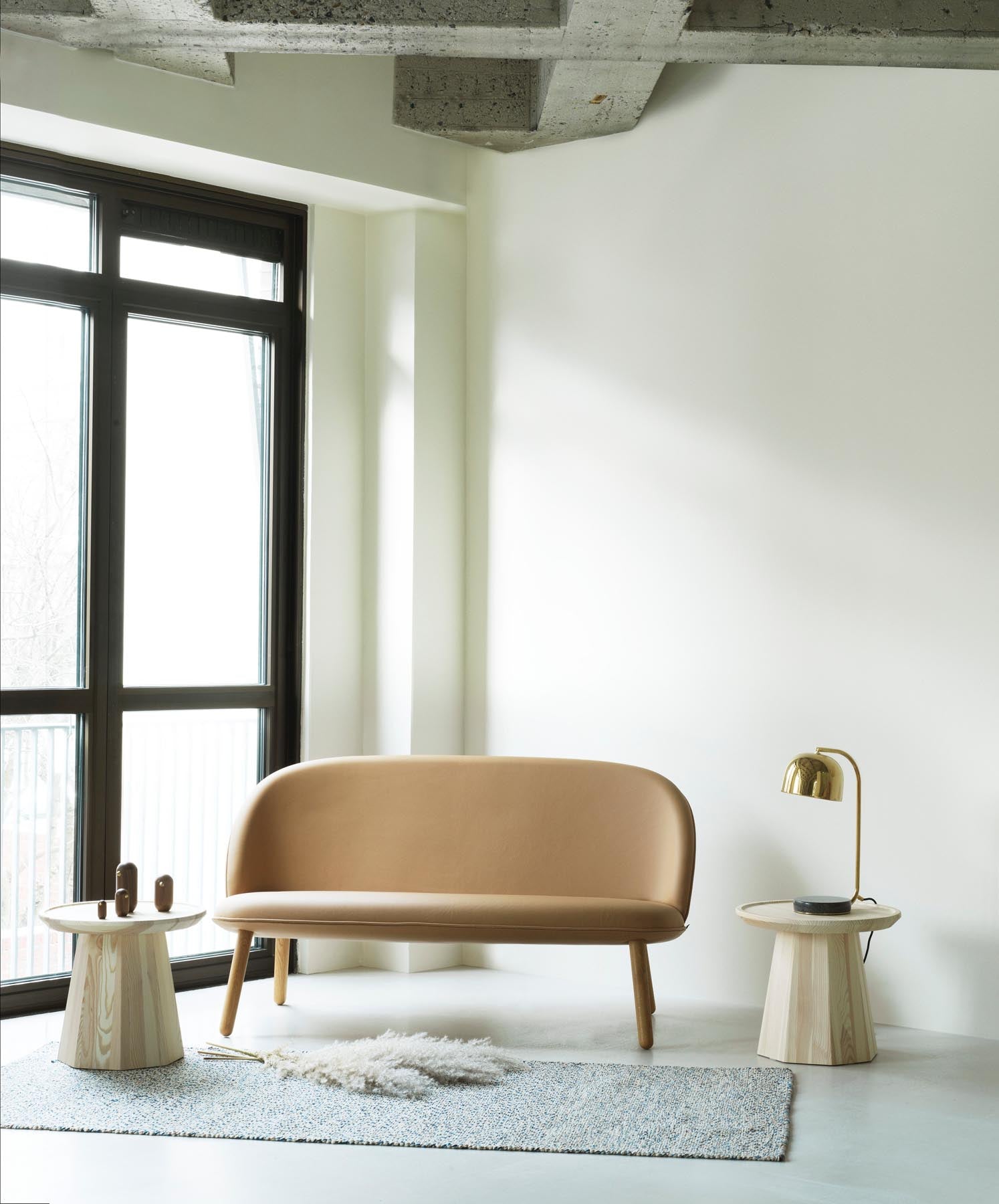 Entdecken Sie das Ace Sofa Gebeizte Eiche Ultra von Normann Copenhagen – stilvolles, modernes Design, das Komfort und Funktionalität perfekt kombiniert.