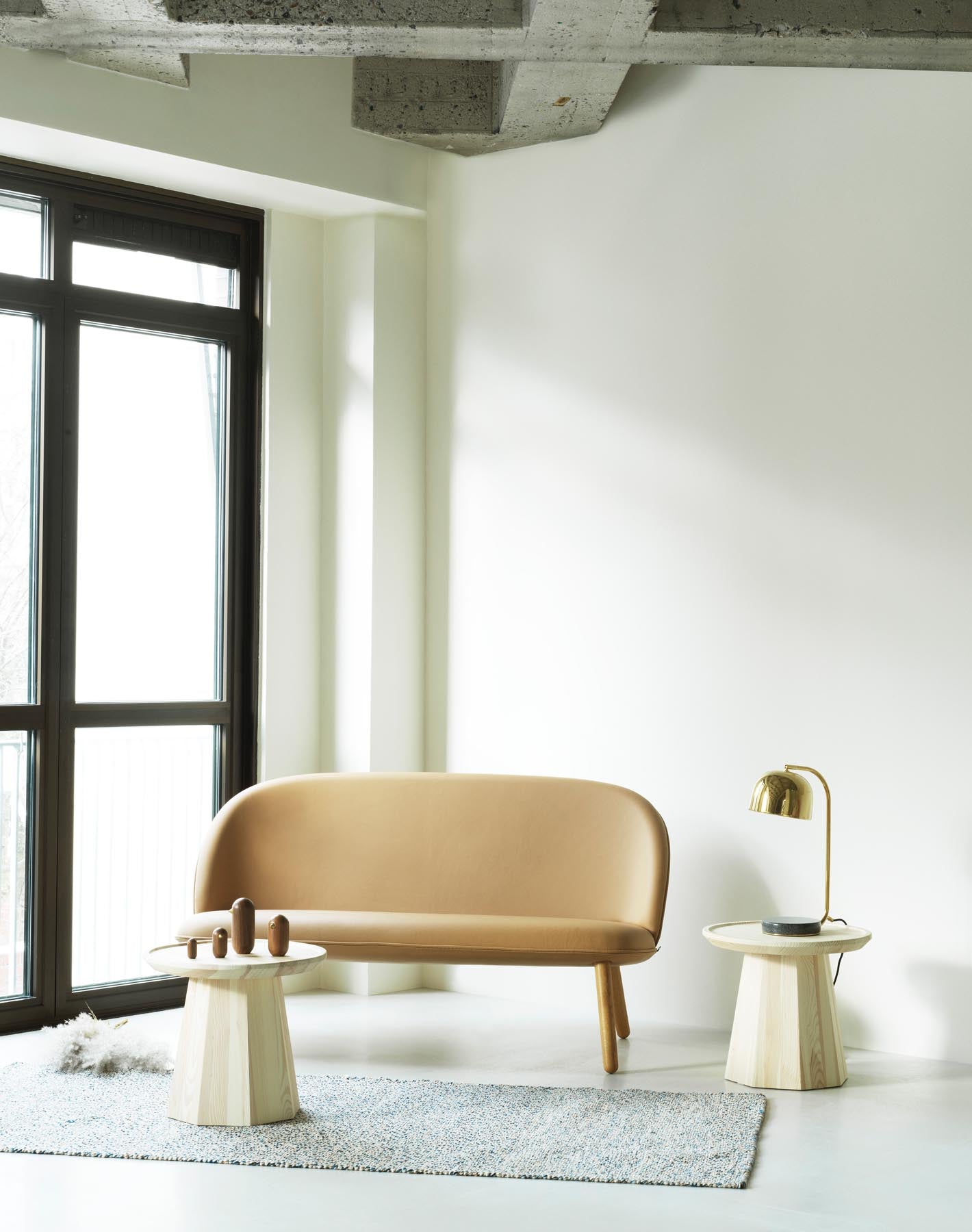 Erleben Sie das Ace Sofa in schwarzer Eiche Ultra von Normann Copenhagen – ein elegantes Möbelstück, das modernes Wohnen mit Komfort vereint.