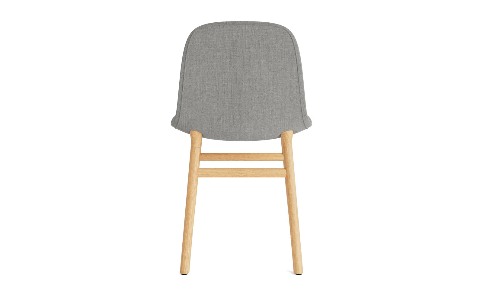 Eleganter gepolsterter Schalenstuhl in sanften Cremetönen, kombiniert mit einem robusten Eichenholzgestell, ideal für stilvolle Wohnräume.