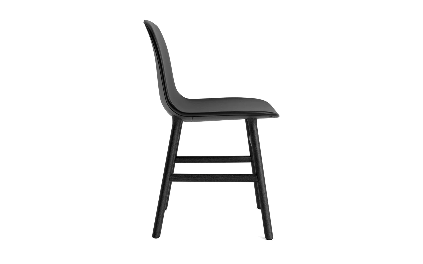 Eleganter gepolsterter Form Stuhl in Schwarzer Eiche Ultra von Normann Copenhagen – ideal für stilvolle Wohnräume.