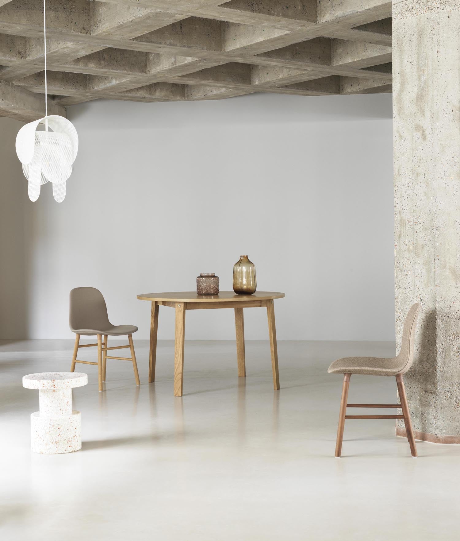 Entdecken Sie den eleganten Form Stuhl mit Walnuss-Finish und Hallingdal-Polsterung – stilvoll und bequem für jedes Zuhause.