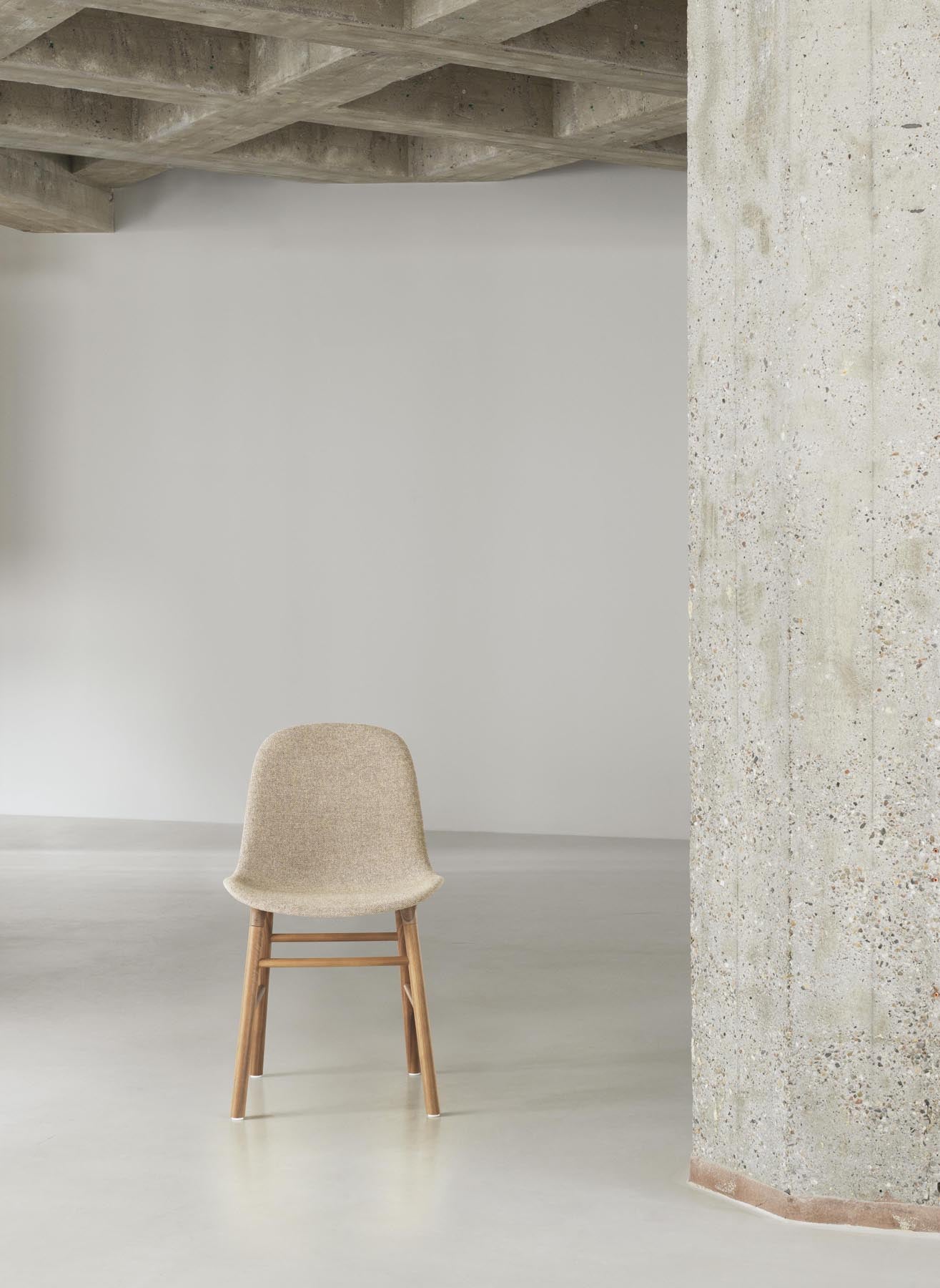 Entdecken Sie den Form Stuhl gepolstert Walnuss Ultra von Normann Copenhagen – stilvolles Design trifft auf höchsten Komfort für Ihr Zuhause.