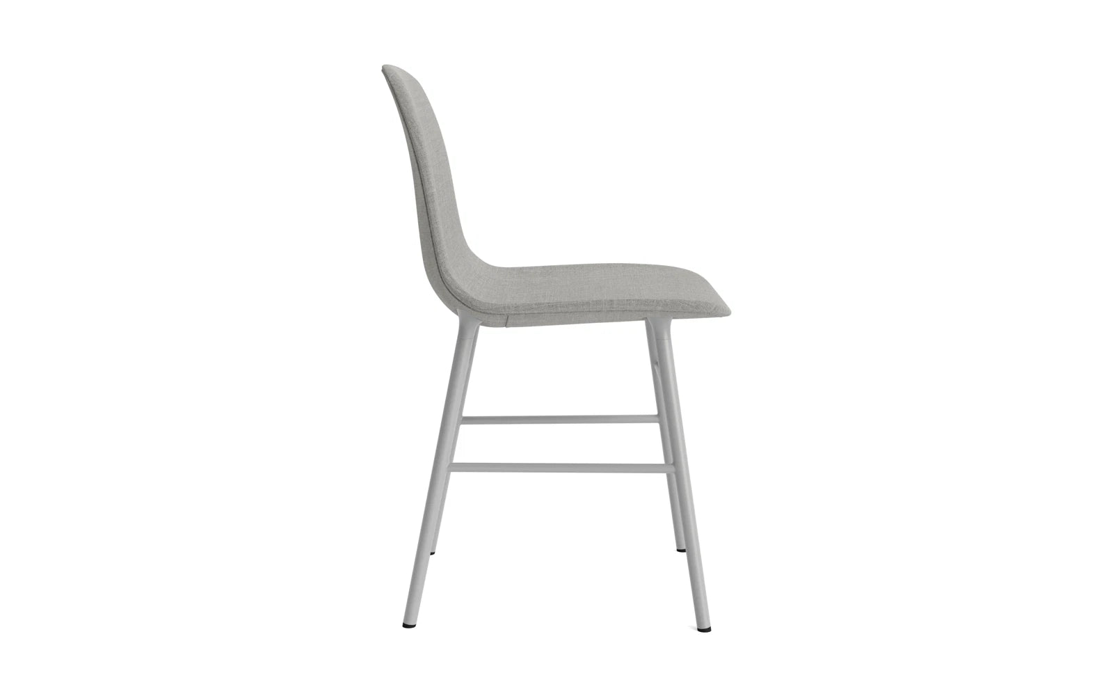 Entdecken Sie den Form Stuhl gepolstert Grau Stahl Remix von Normann Copenhagen – ein elegantes Möbelstück, das Komfort und zeitgenössisches Design perfekt kombiniert.