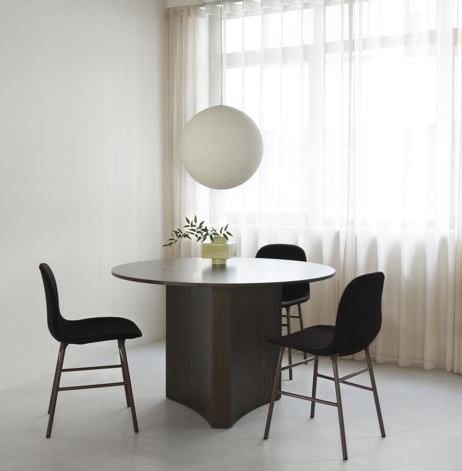 Erleben Sie den Form Stuhl gepolstert Grau Stahl Remix von Normann Copenhagen – ein stilvolles Möbelstück, das modernen Komfort und vielseitige Gestaltungsmöglichkeiten vereint.