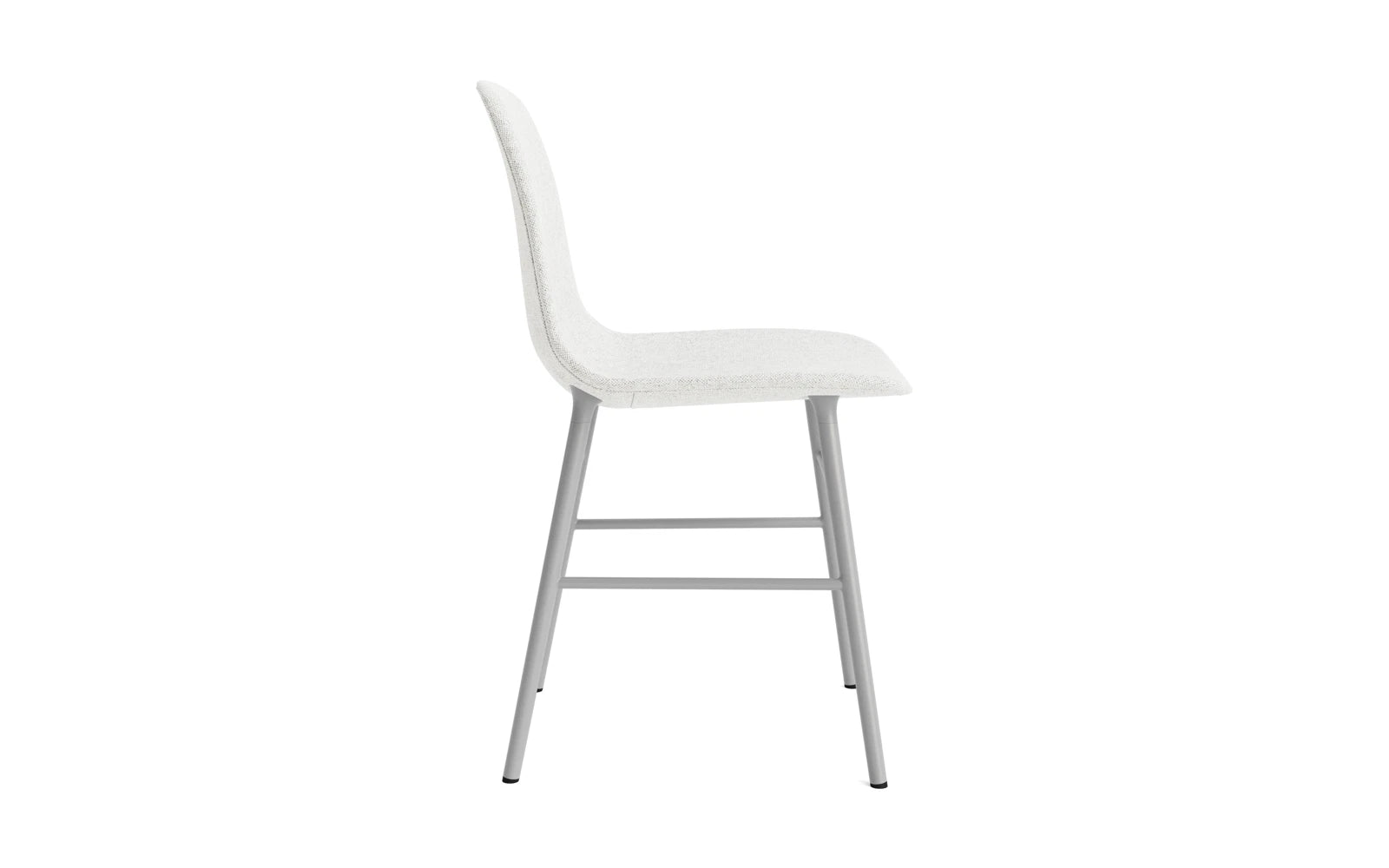 Eleganter gepolsterter Form Stuhl in Grau von Normann Copenhagen, ideal für stilvolle Innenräume und komfortables Sitzen.