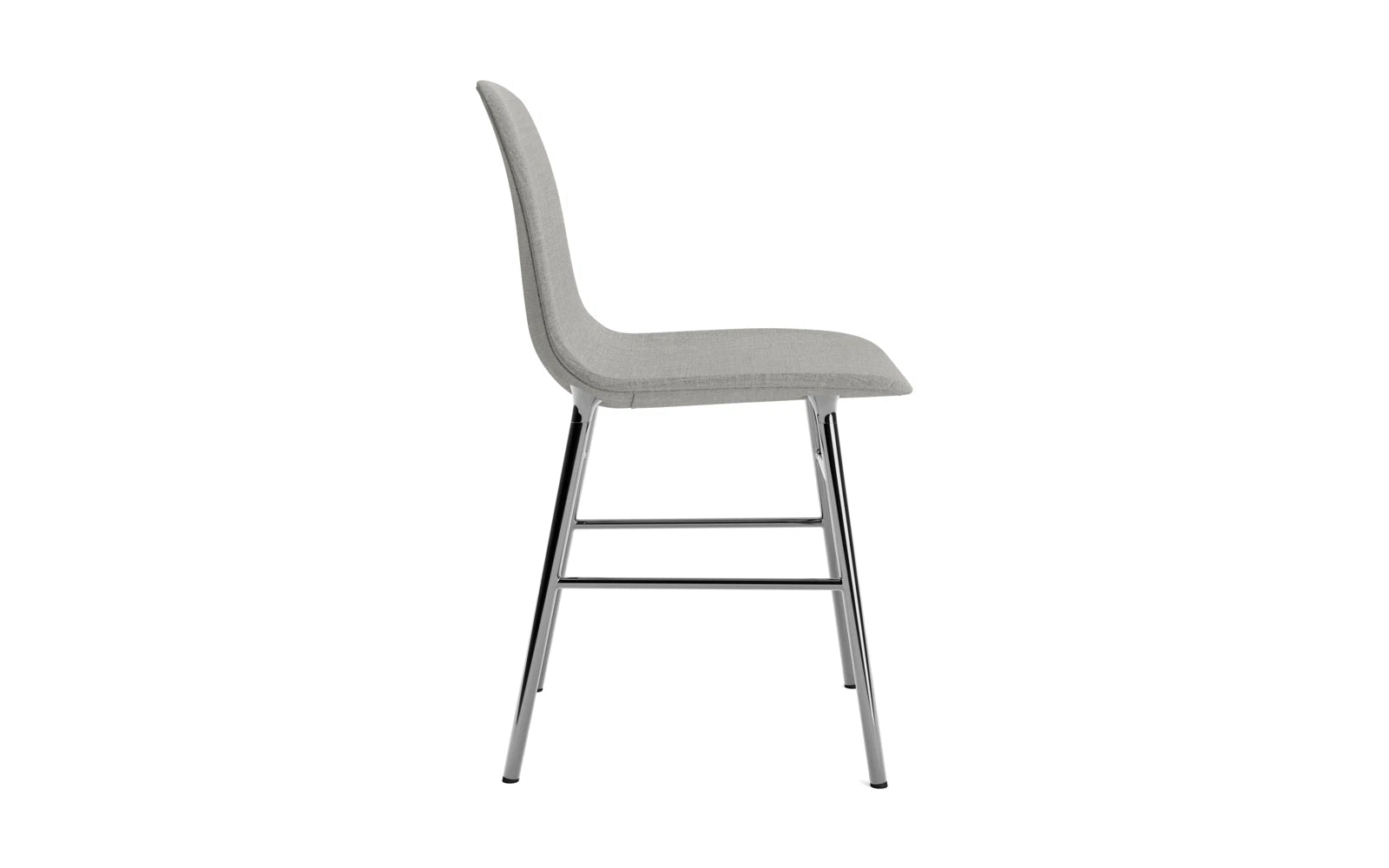 Entdecken Sie den Form Stuhl gepolstert Chrome Remix von Normann Copenhagen – ein elegantes Designstück, das Komfort und Individualität vereint.
