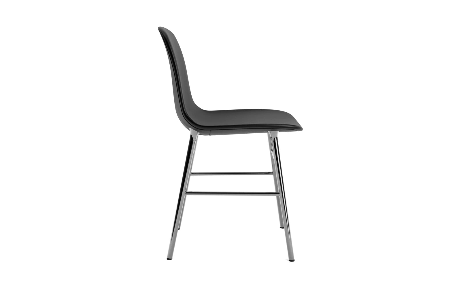 Eleganter gepolsterter Form Stuhl Chrome Ultra von Normann Copenhagen, perfekt für stilvolle Innenräume und gemütliche Sitzgelegenheiten.