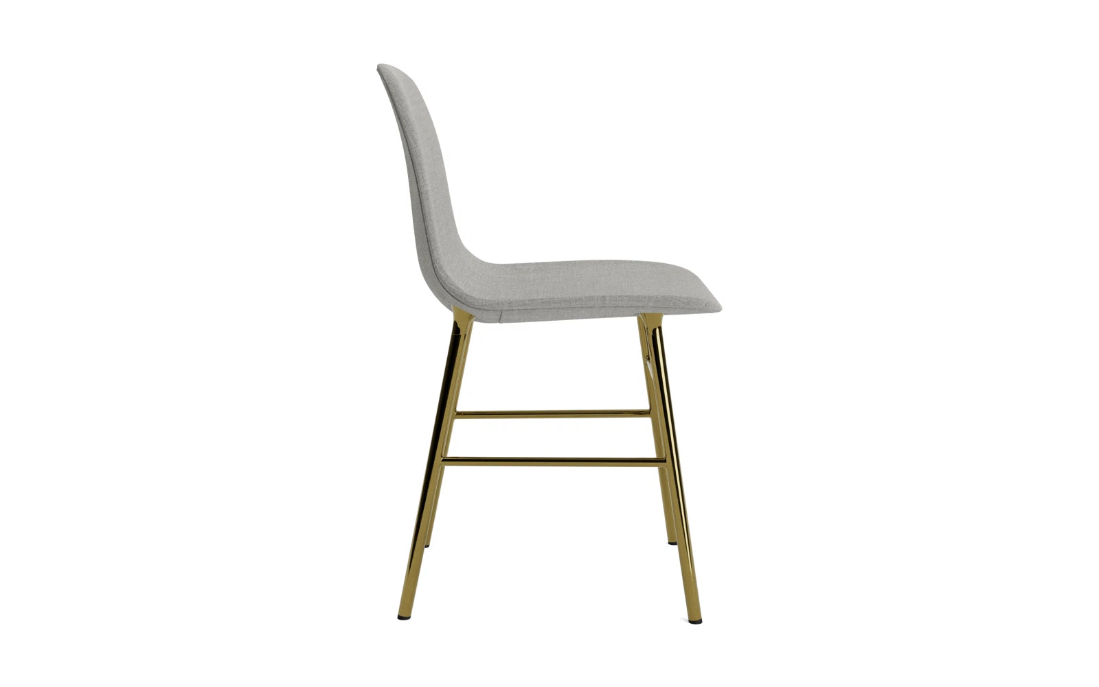 Stilvoller gepolsterter Form Stuhl in edlem Messing von Normann Copenhagen, der zeitgemäße Ästhetik und Komfort vereint.