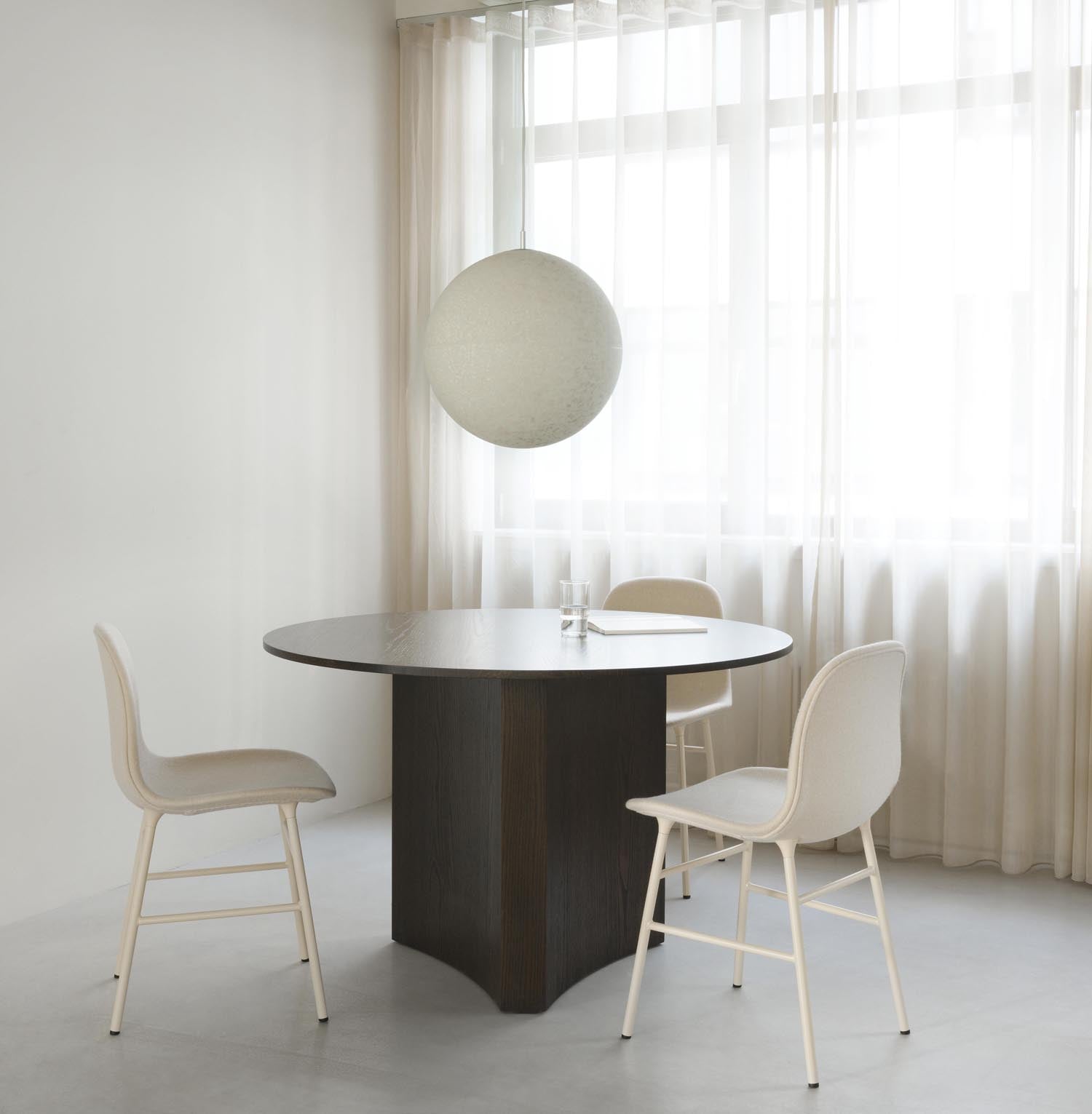 Der gepolsterte Form Stuhl von Normann Copenhagen vereint stilvolles Design mit Komfort und ist ideal für jedes moderne Zuhause.