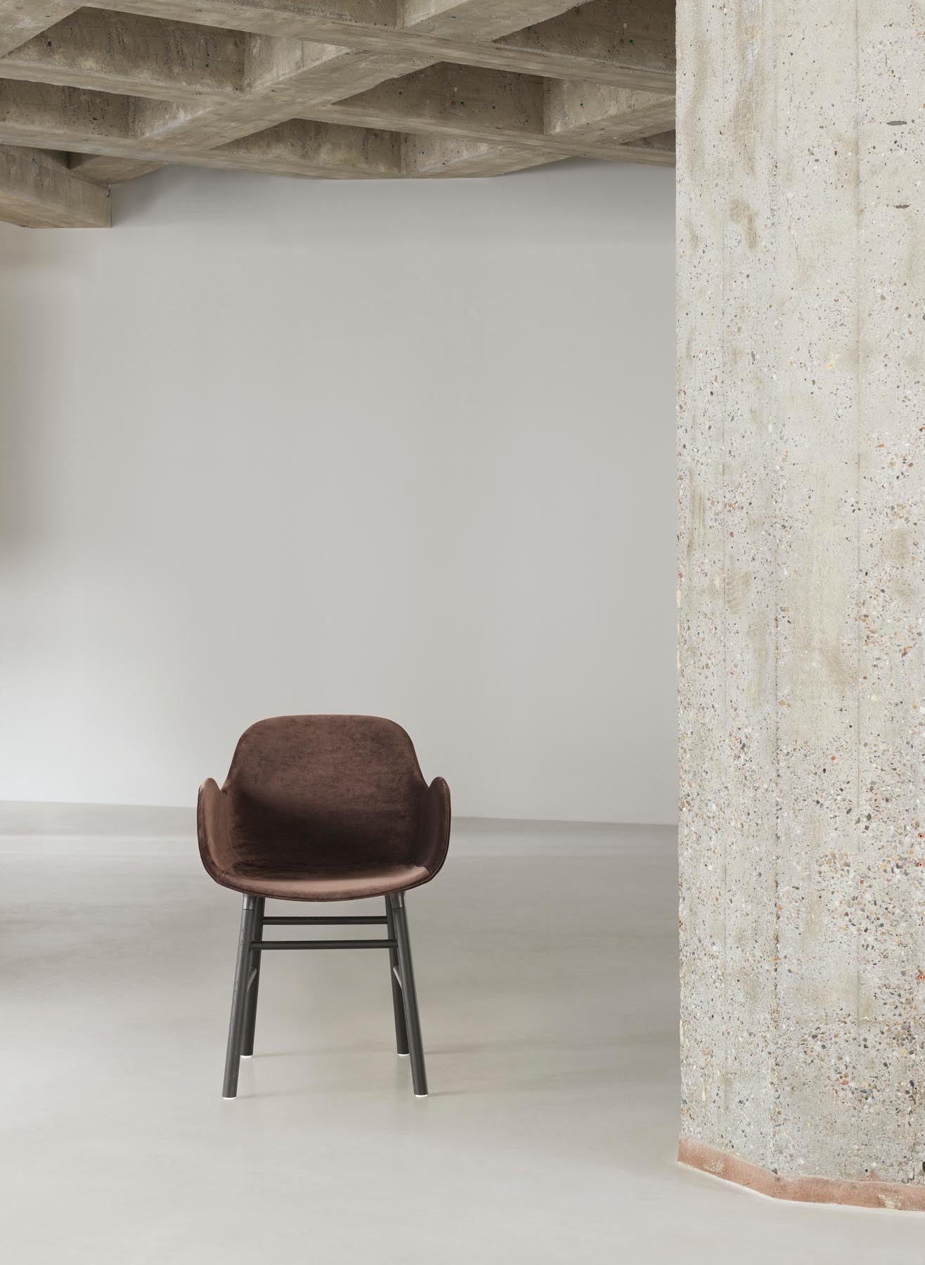 Moderner gepolsterter Lehnstuhl aus schwarzer Eiche, kombiniert mit luxuriösem Hallingdal-Stoff. Perfekt für jeden Raum und höchsten Komfort.