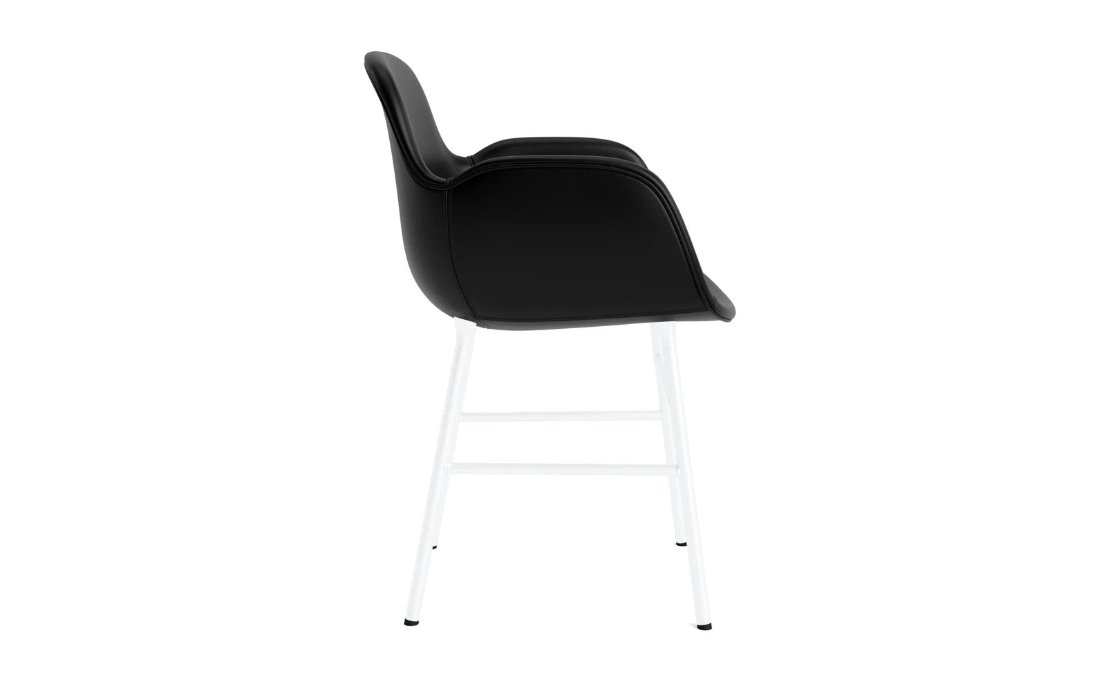 Entdecken Sie den eleganten Form Lehnstuhl von Normann Copenhagen: gepolstert, stilvoller Stahlrahmen und hochwertiges Ultra Leder für höchsten Komfort.
