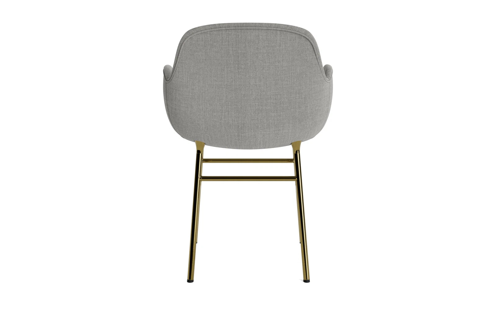 Eleganter Form Lehnstuhl mit gepolstertem Bezug und Armlehnen, gefertigt von Normann Copenhagen in stilvollem Messing Remix.