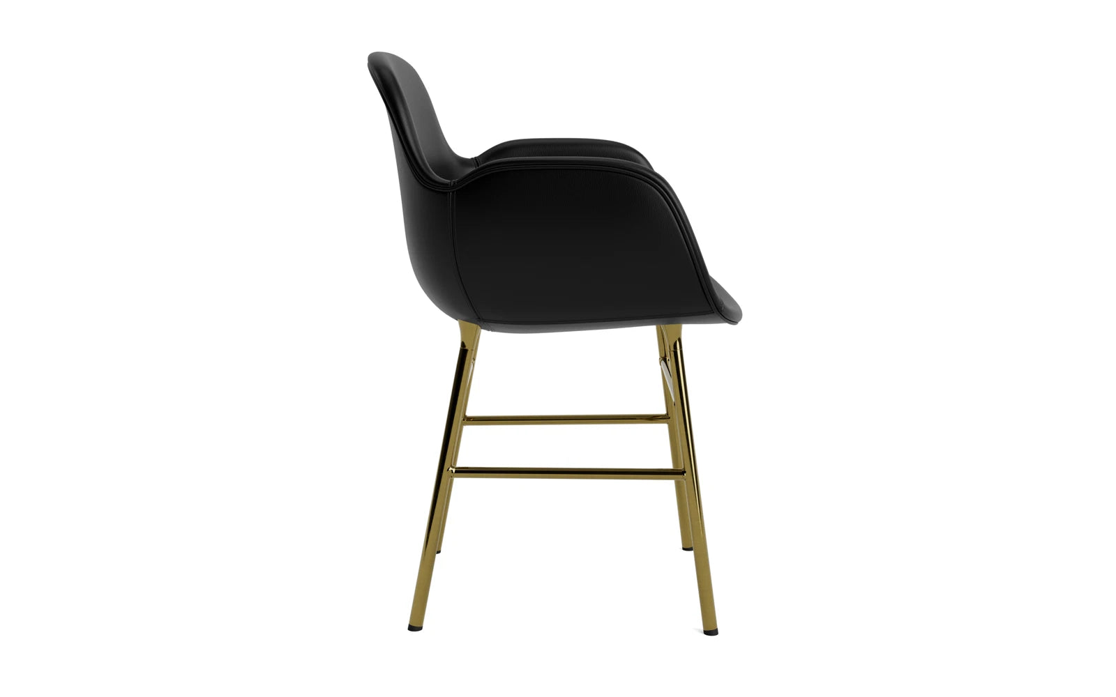 Eleganter gepolsterter Lehnstuhl mit Armlehnen aus hochwertigem Ultra Leder und stilvollen Messingdetails von Normann Copenhagen.